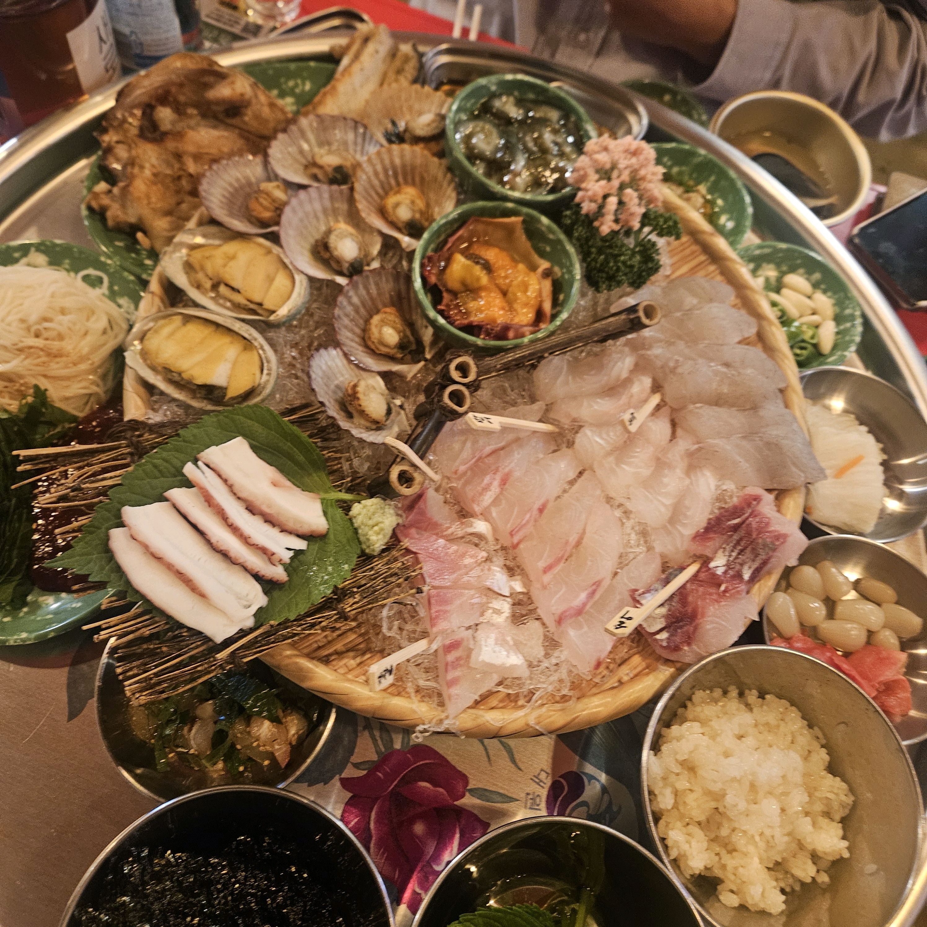 원물에 충실한 맛, 분위기,가성비 모두 갖췄어요! 상다리 부러지는 차림 너무 좋습니다.