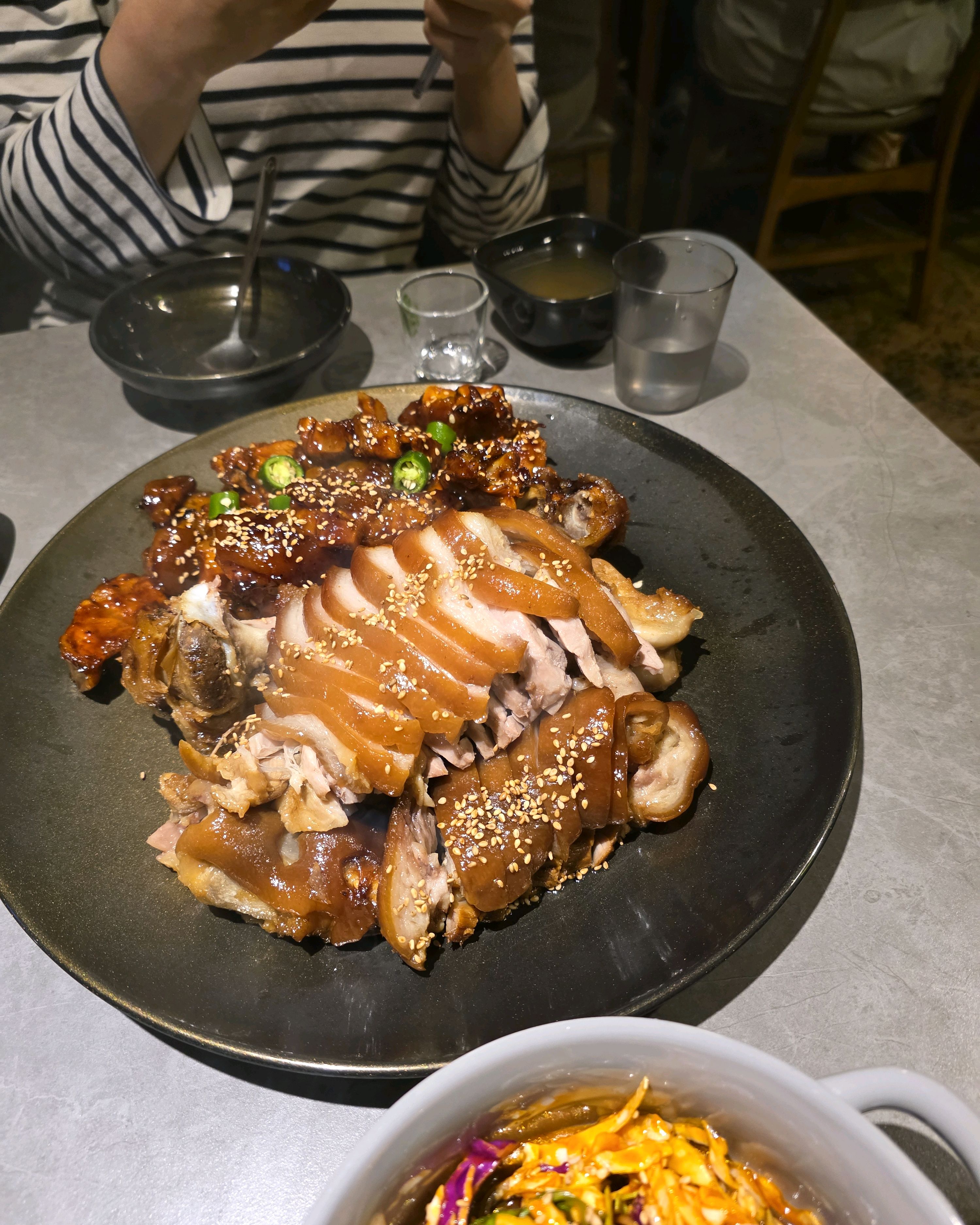 족발 엄청 부드럽고 참나무 향이 너무 좋아요 - 불당동 맛집 오밤족 천안불당점
