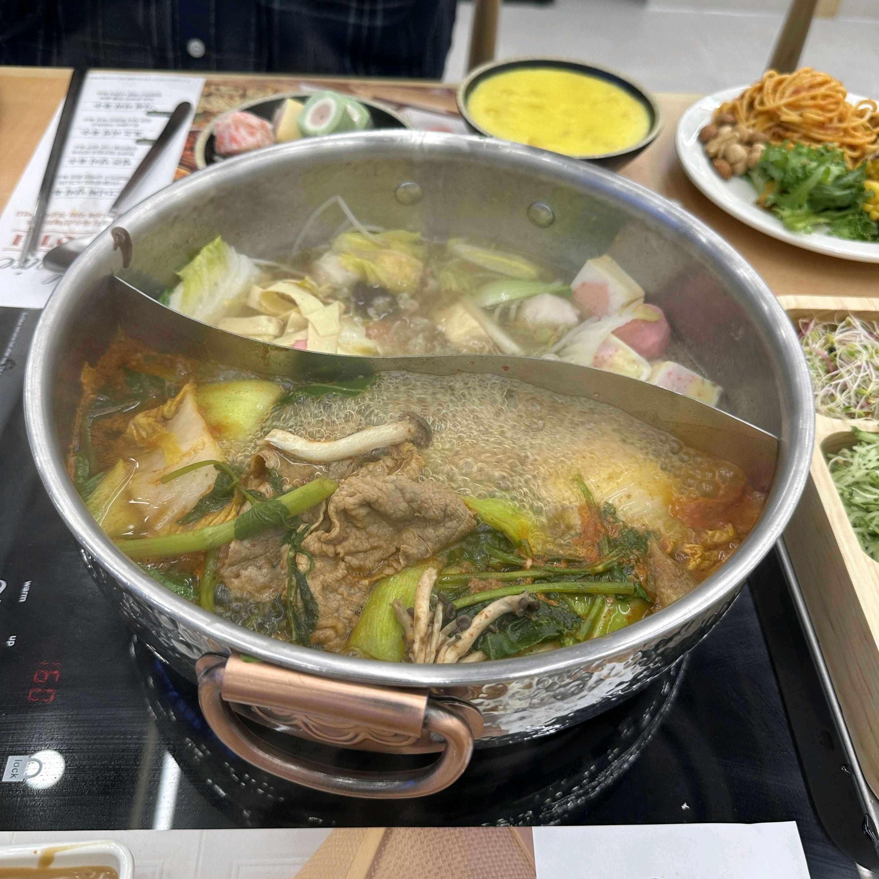 샤브샤브 국물이 진하고 소고기도 무제한으로 먹을 수 있어서 푸짐하게 즐겼어요 월남쌈이랑 죽
