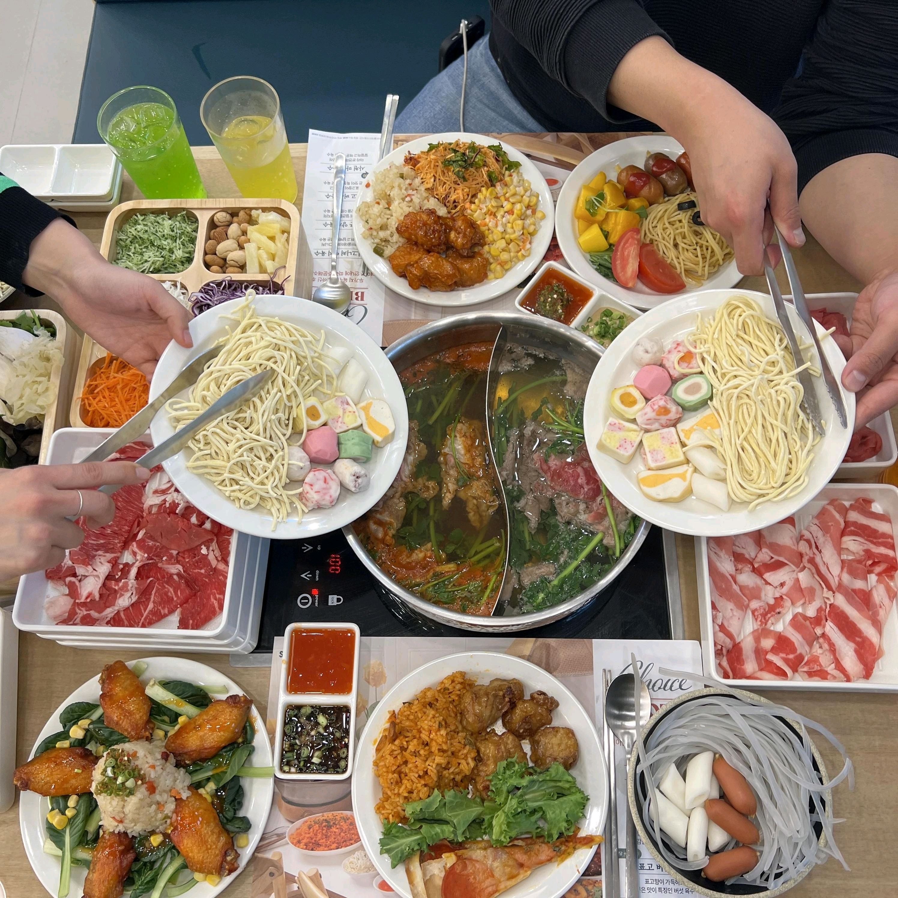 소고기 샤브샤브가 너무 맛있었어요 취향대로 육수 고를 수 있다는 점이 정말 좋았으며 무제한