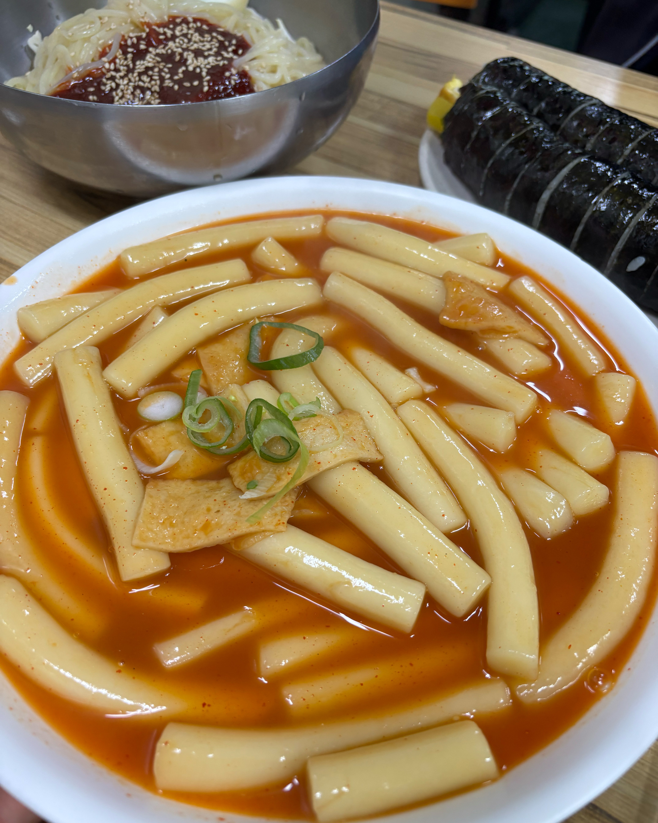 인천 3대 떡볶이라는 타이틀로 알게되서 방문했으요 ㅎㅎ 평일 1시30분 넘어서 갔는데도 웨