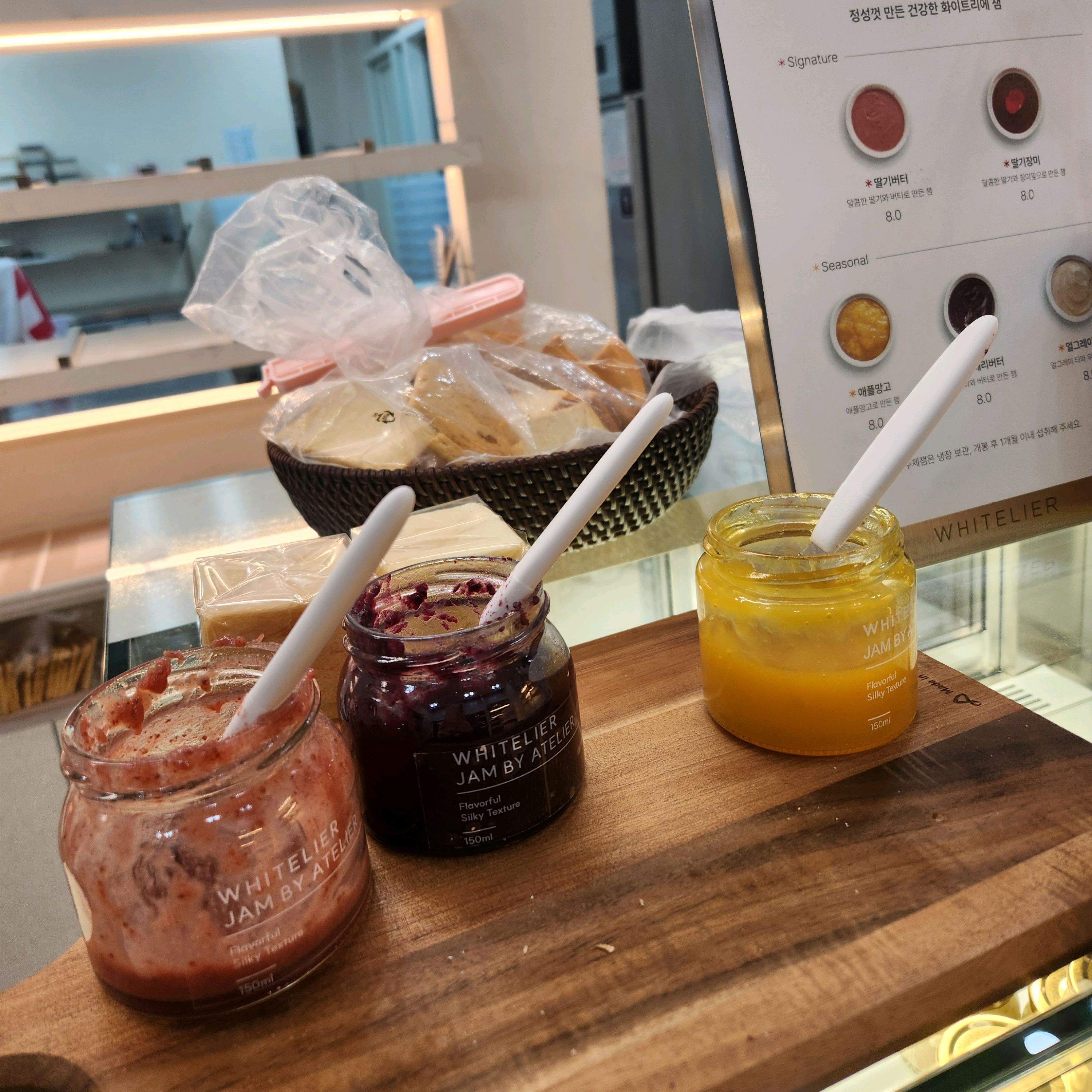 엄마따라 갔는데 빵냄새가 진짜 좋아요ㅎㅎ - 동남지구 맛집 화이트리에 동남지구점