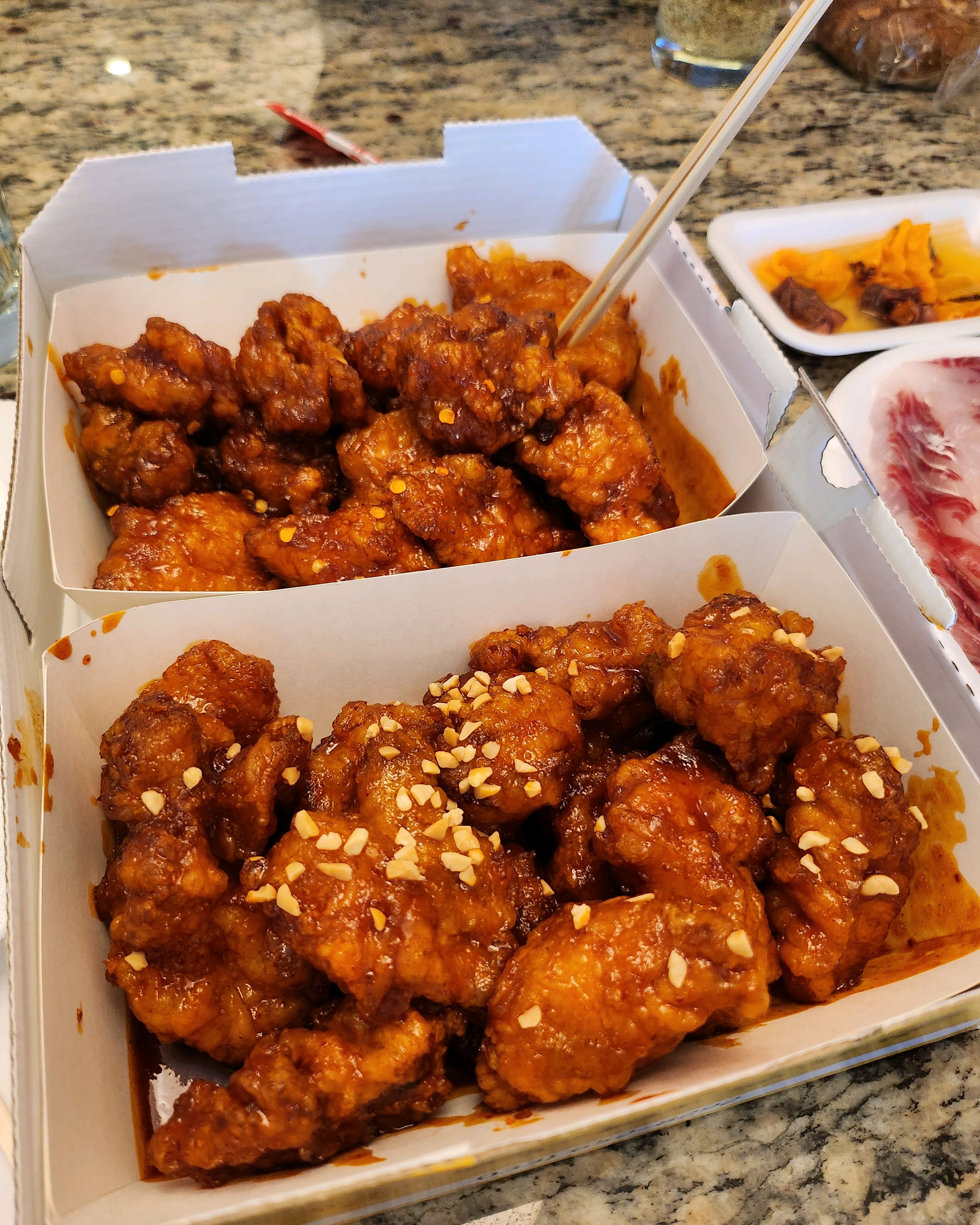 너무 맛있어요. 식어서 먹었는데도 튀김옷이 바삭했어요. 닭강정은 식어도 맛있지만 그래도 전