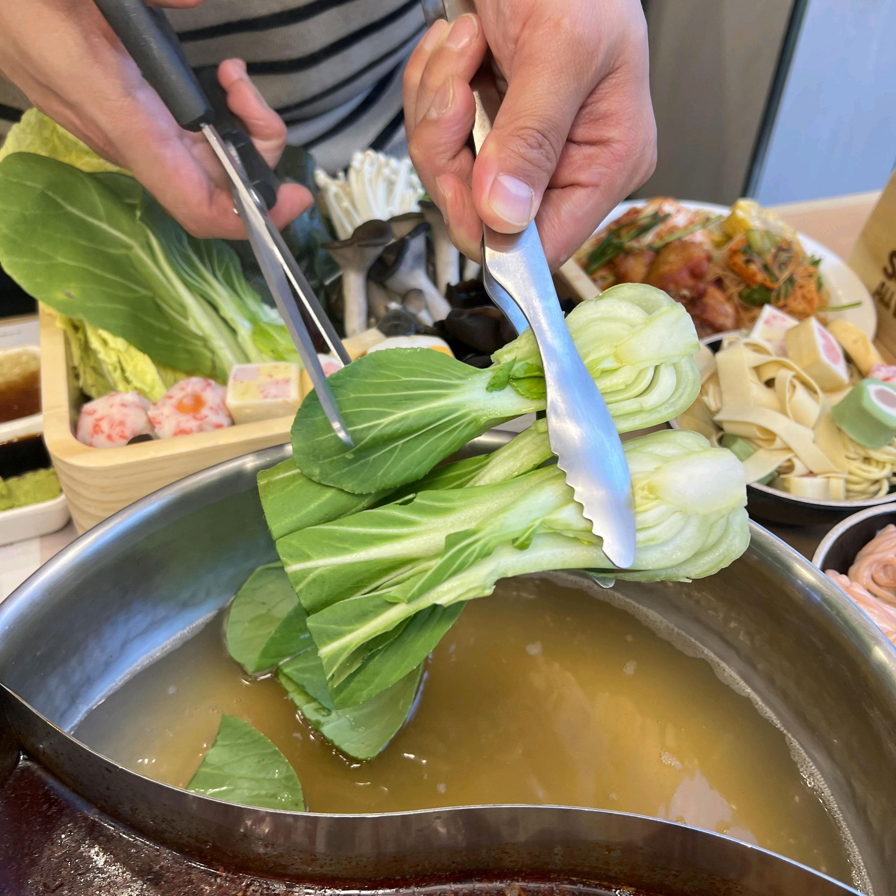 소고기 샤브는 재료 신선한 편이었어요. 프리미엄 호텔식 뷔페처럼 다양한 채소와 소스도 준비