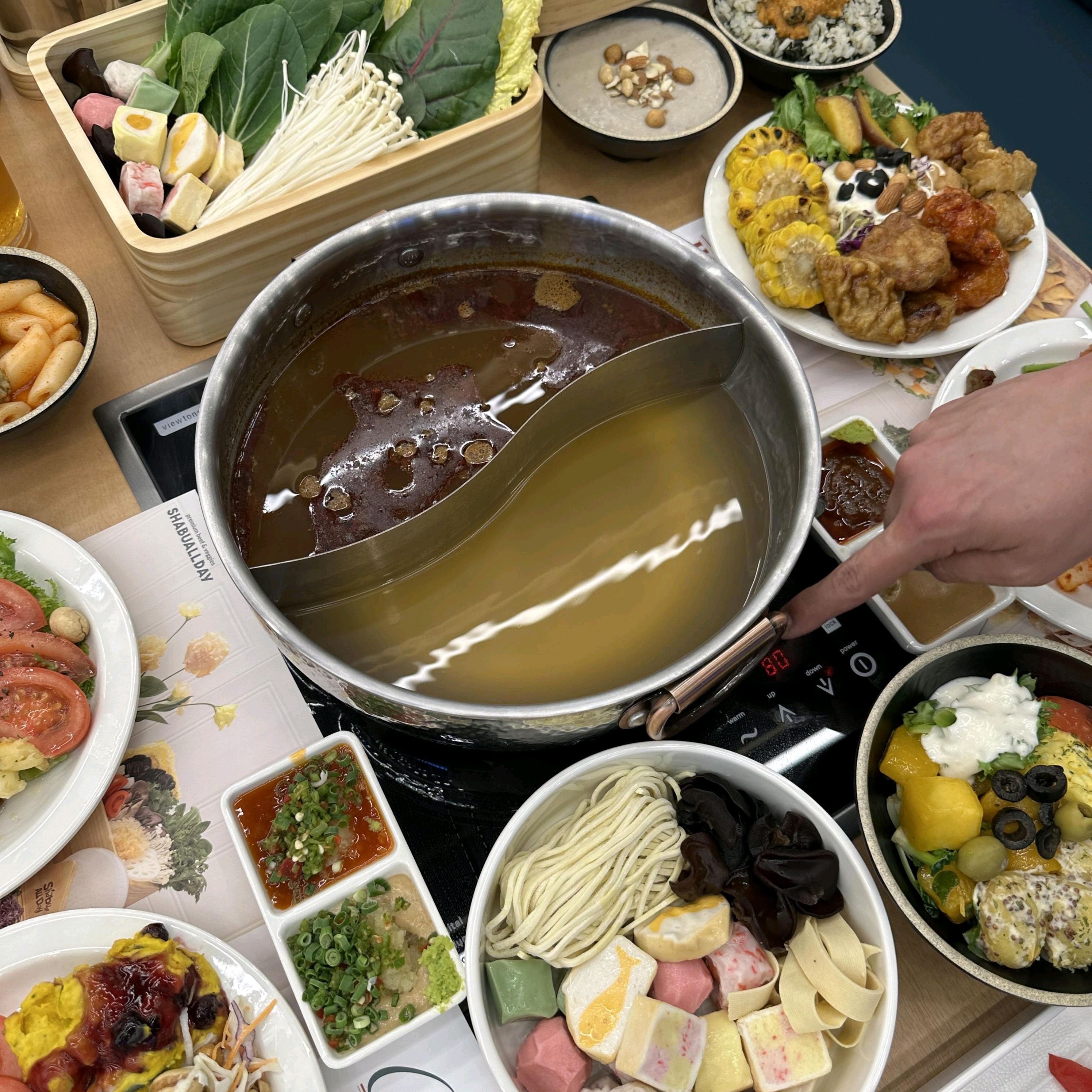 괜찮은 퀄리티의 샤브샤브를 무제한으로 먹을 수 있어 만족스러웠어요 월남쌈이랑 샐러드바도 다