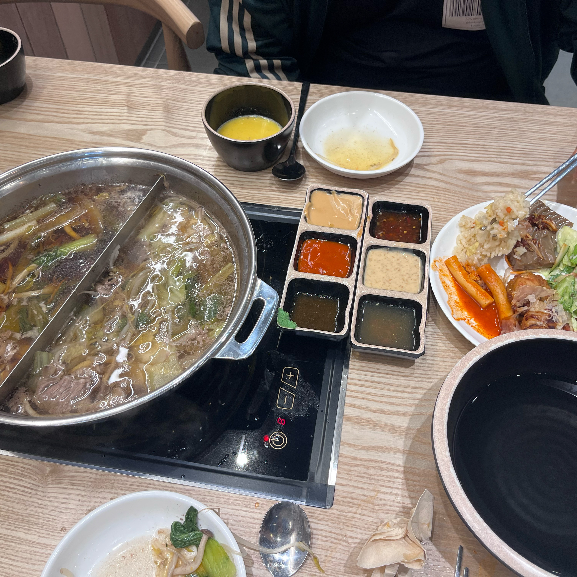 엄청 깨끗하고 맛있어요! 소스 종류가 많고 고기 무한리필이라 가성비가 좋아요👍🏻 - 대전 둔산동 맛집 샤브20 대전둔산점