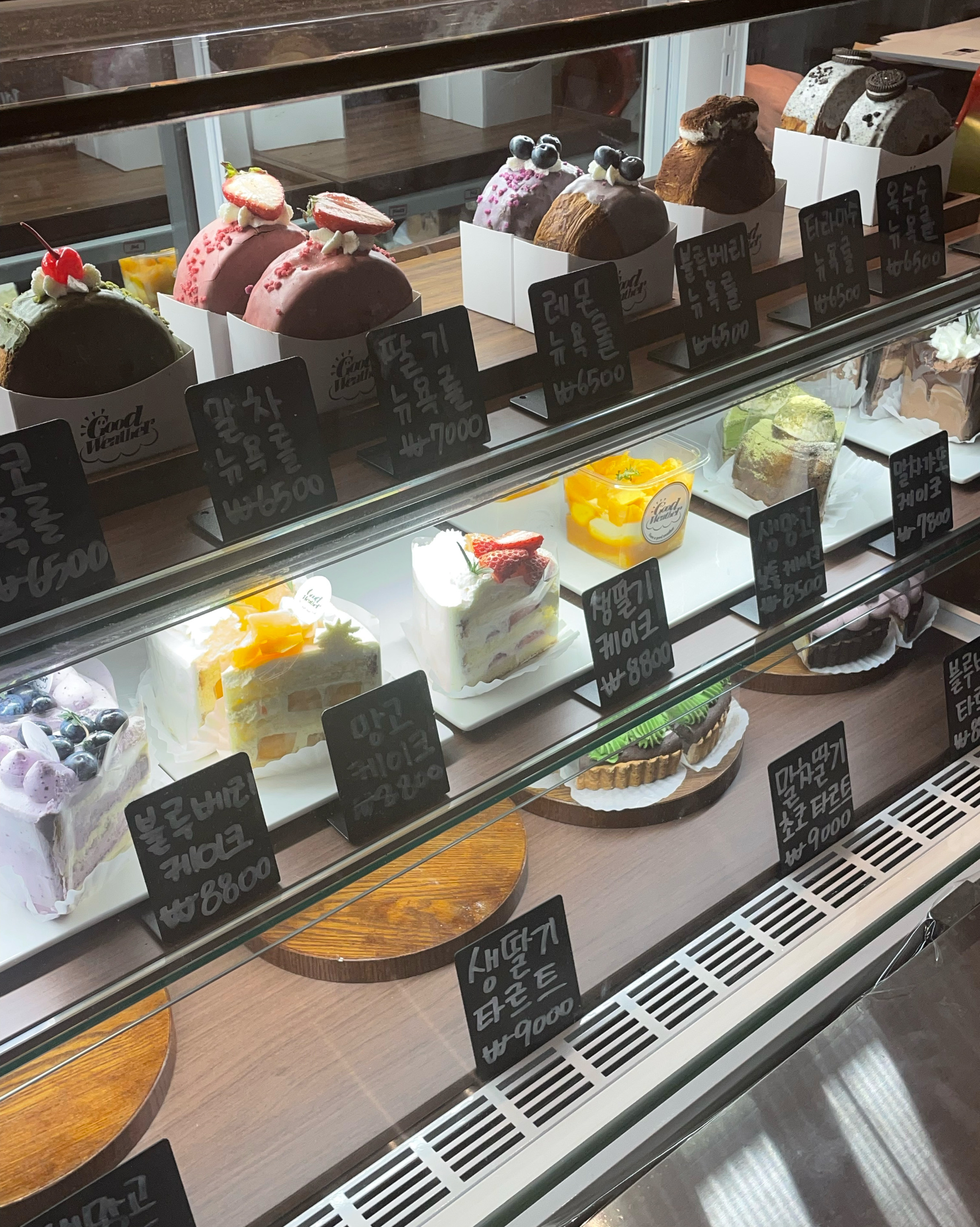지난 번에 방문하고 디저트가 다양하고 너무 맛있어서 이번엔 포장하려고 방문했어요〰️🫶🏻 - 안양 맛집 카페굿웨더 범계