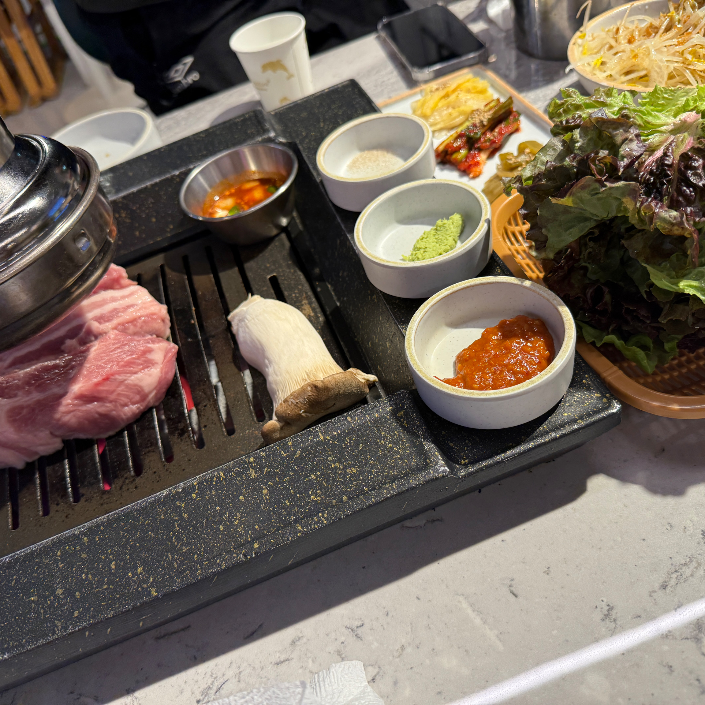 밑반찬들이 흔한 것들이 아니어서 좋고 셀프바 다양하게 이용할 수 있어서 좋아요 매장도 깔끔