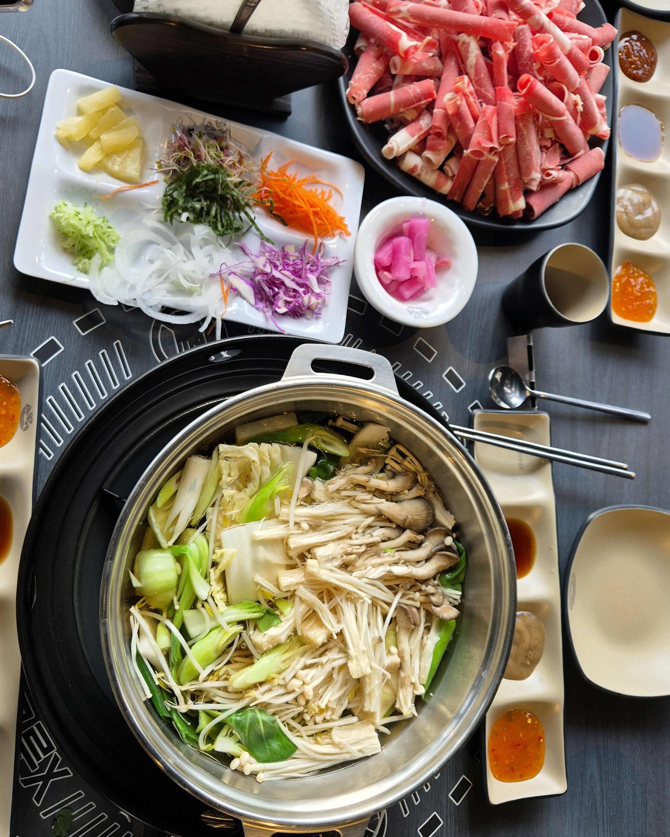 저번에 먹고 맛있어서 재방문했습니다! 매장이 넓고 샤브샤브 채소, 월남쌈 재료가 다양하고