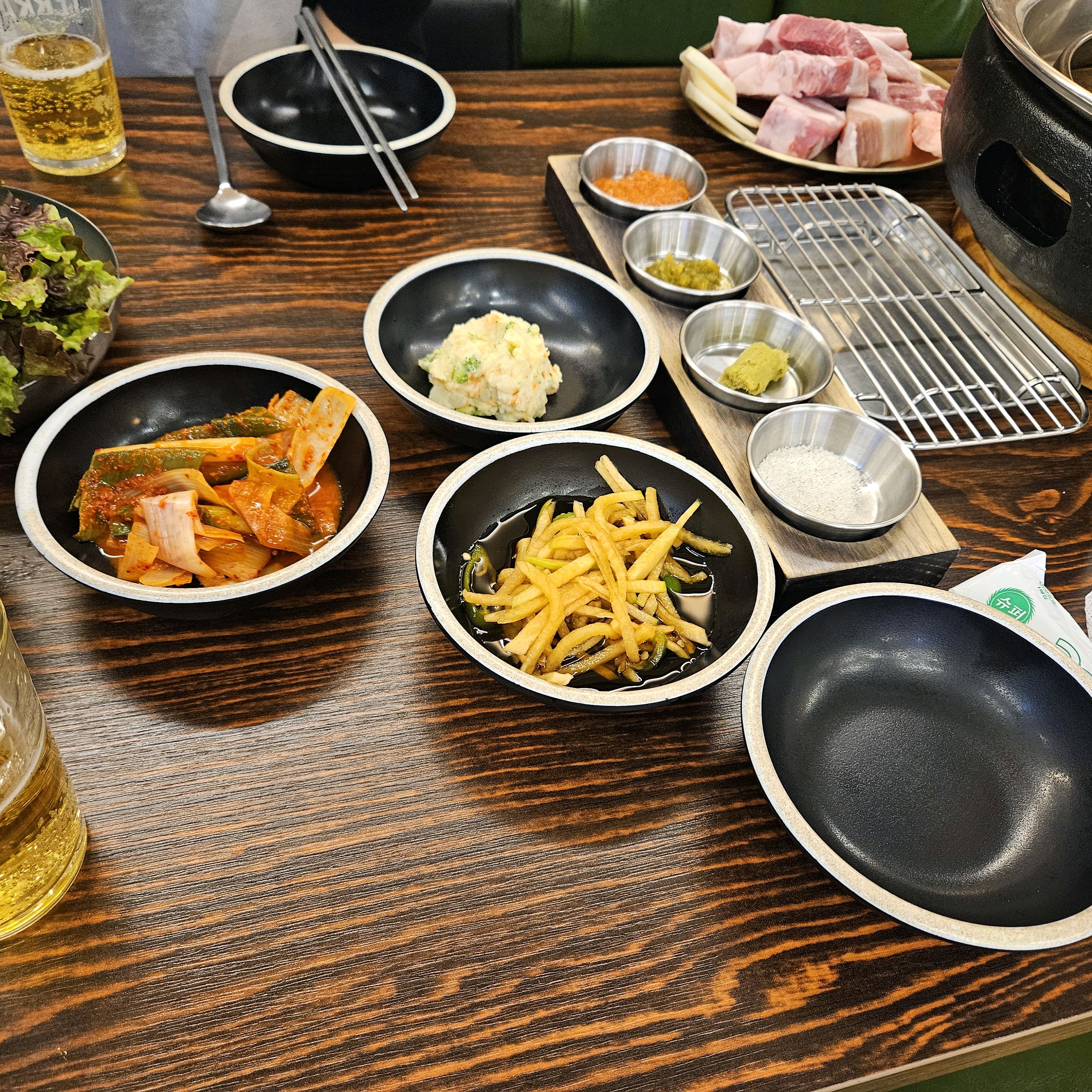 기교 없이 정석적으로 맛있는 삼겹살이에요. 직원분이 구워주셔서 편하게 먹었고 은근 양도 꽤