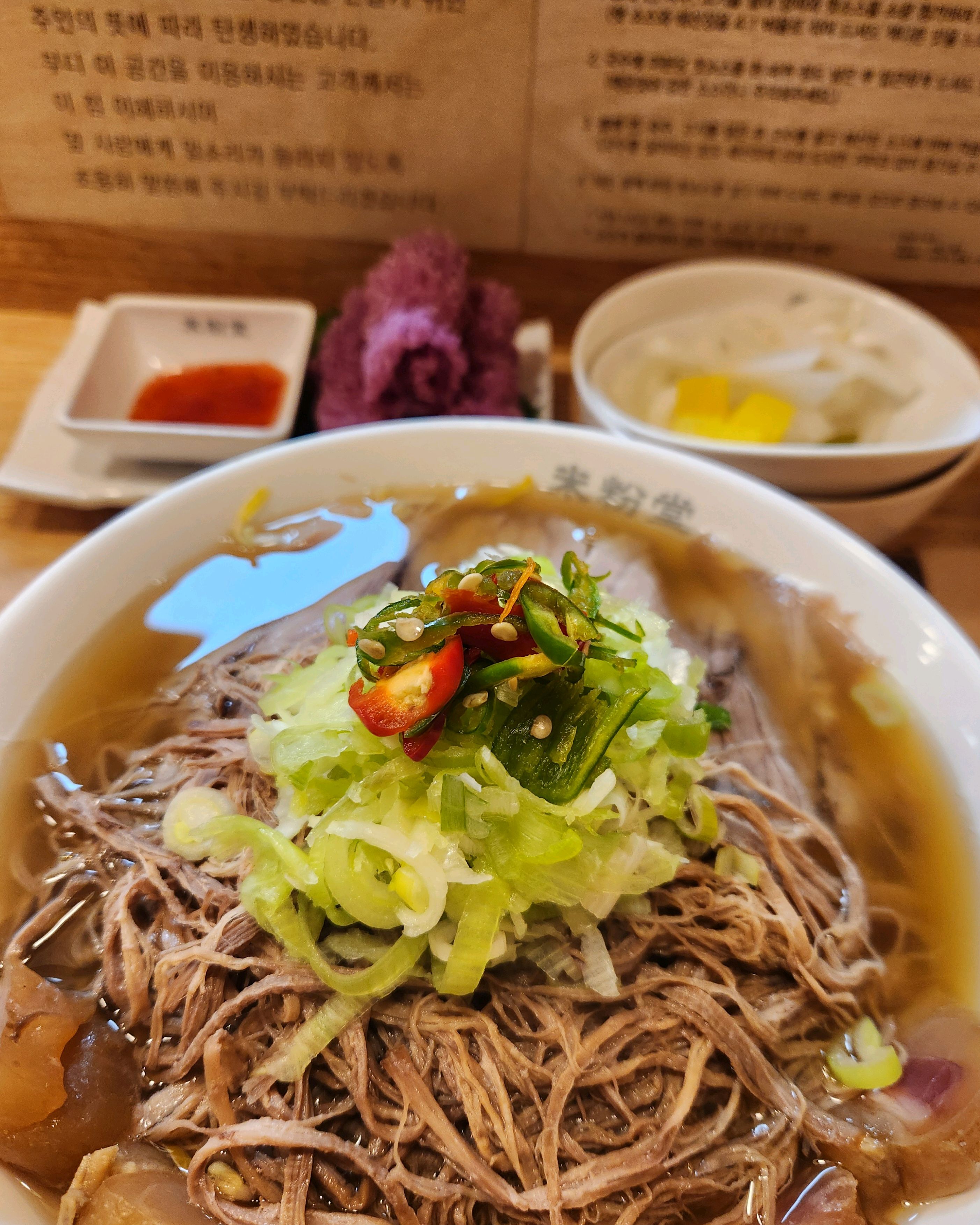 육수도 맛있고 칠리+해선장 섞어서 면에 비벼 먹으면 정말 환상적이에요👍👍 직원분들도 친절하