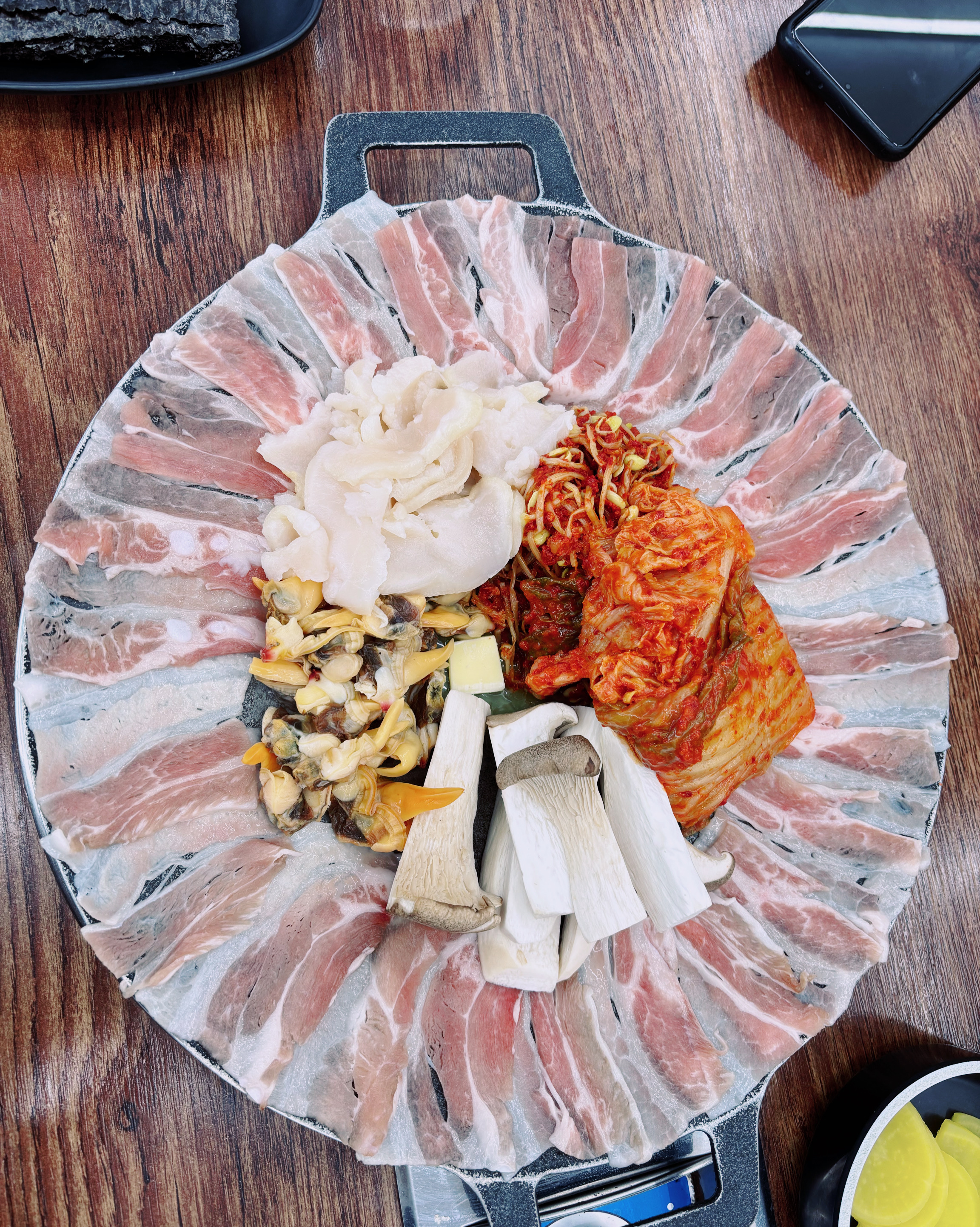 묵은지갈삼구이는 처음인데 비주얼도 맛도 너무 맛있어요ㅜ 다음엔 소주먹으러 다시와야겠습니다 
