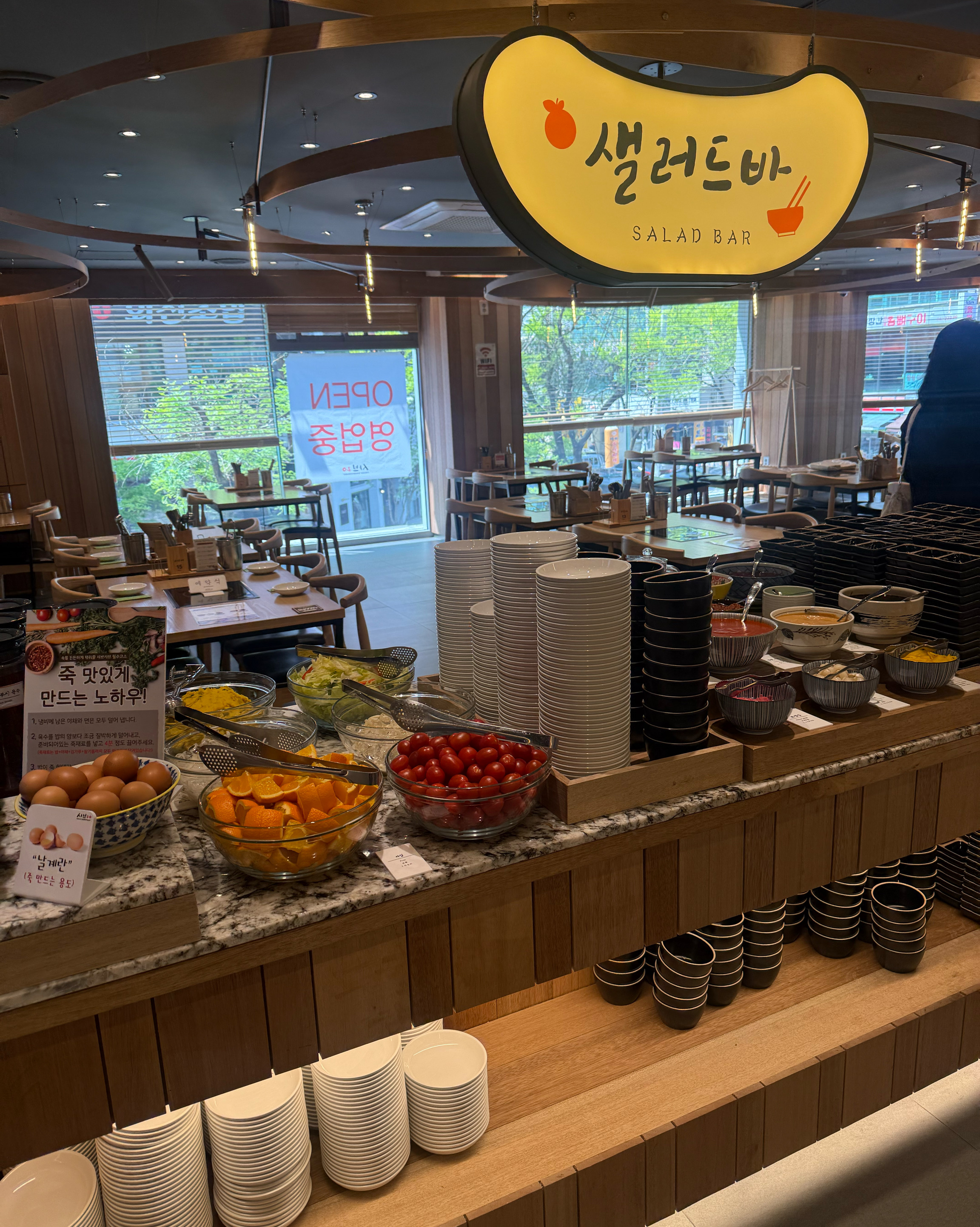 넓고 깔끔합니다. 샤브샤브 식당 여러군데 가봤는데 그 중 제일 쾌적하고 깔끔하고 친절해요^