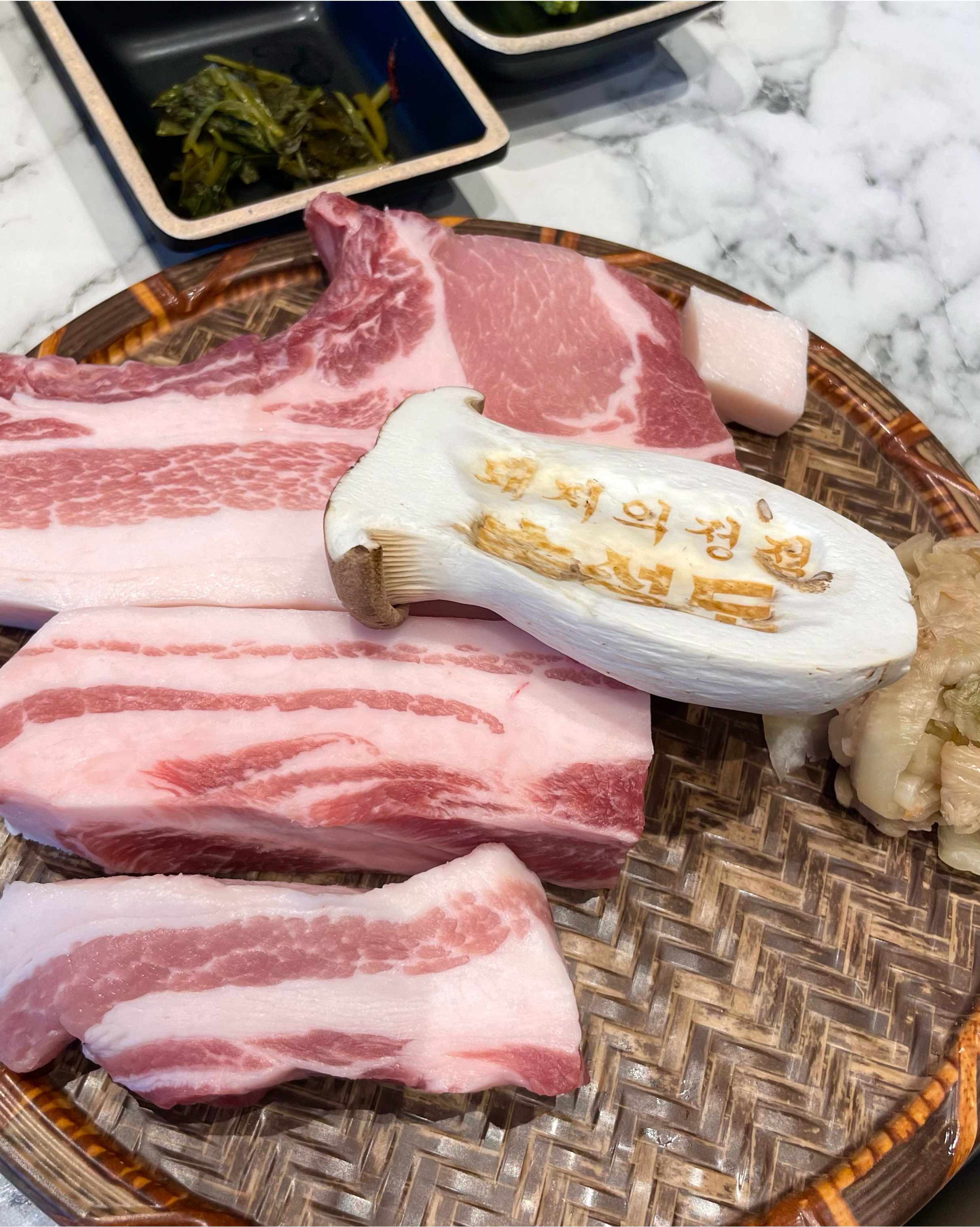 역시 숙성도! 960흑뼈등심 고기 진짜 맛있었어요^^ 곁들여 먹는 소스, 나물 다 맛있었고