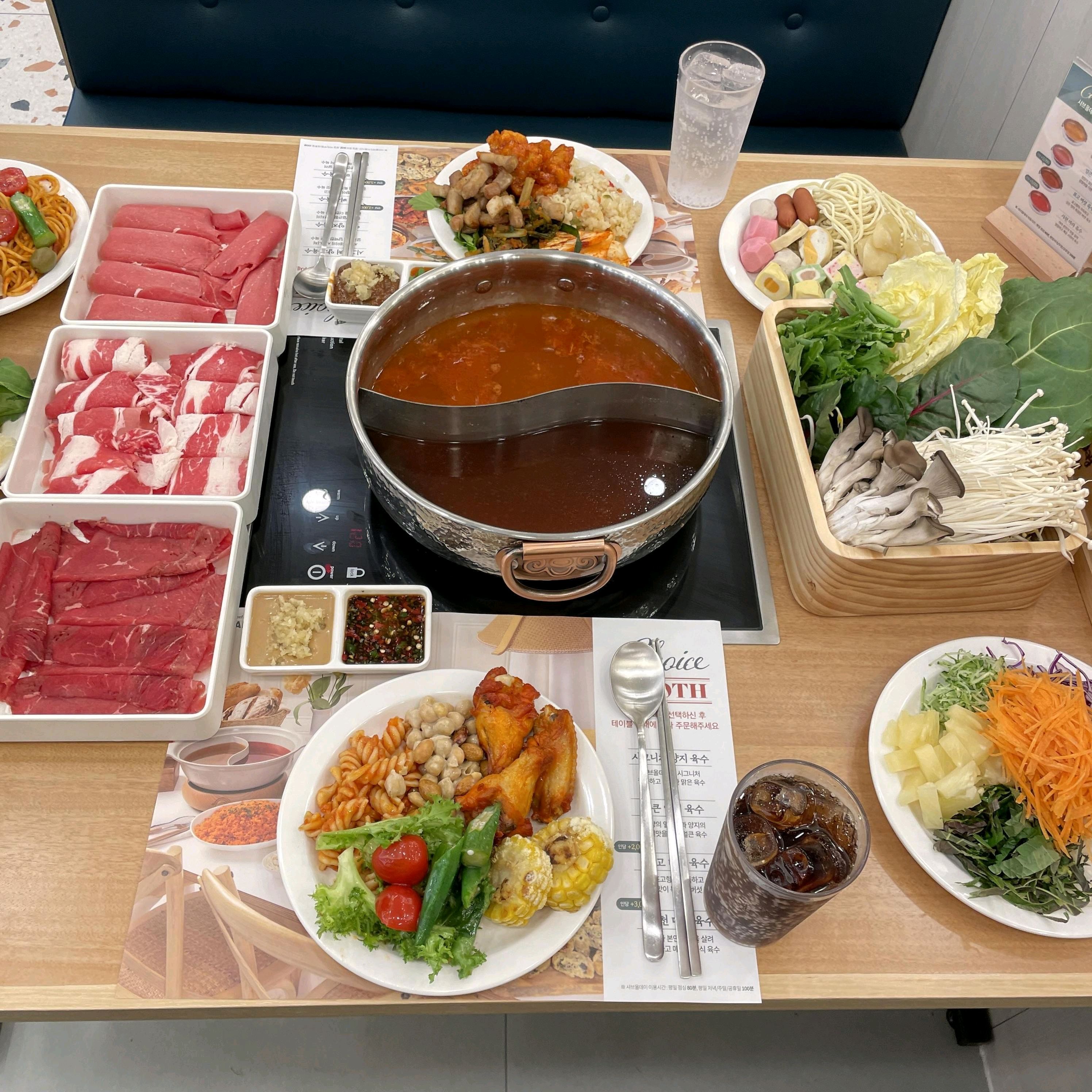 소고기 샤브샤브 여기가 진짜 괜찮네요 취향대로 육수도 고를 수 있어서 좋고 샐러드바도 신선