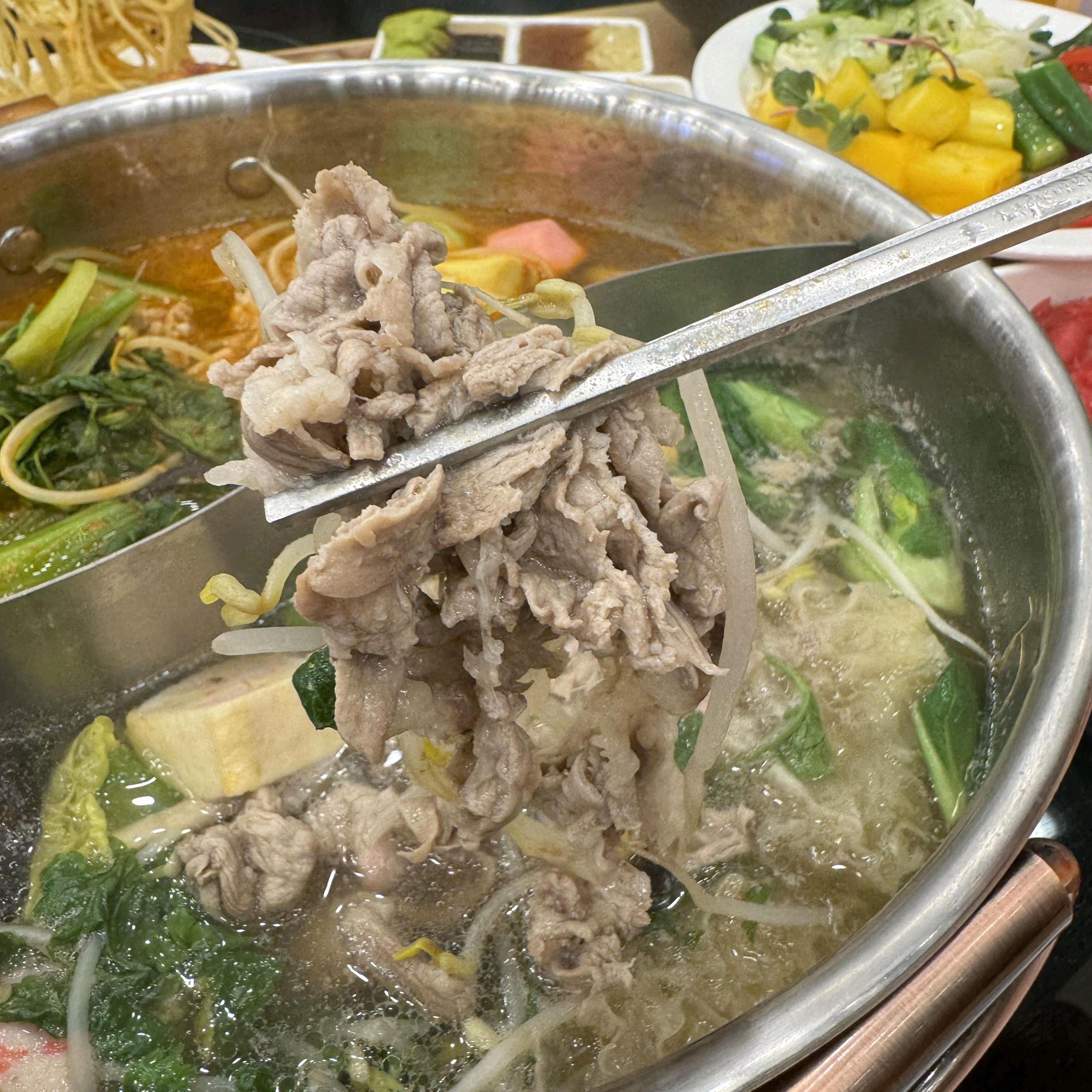 샐러드바랑 소고기 샤브 무제한으로 배불리 먹었어요 다양한 채소들이 신선하게 준비되어 있고