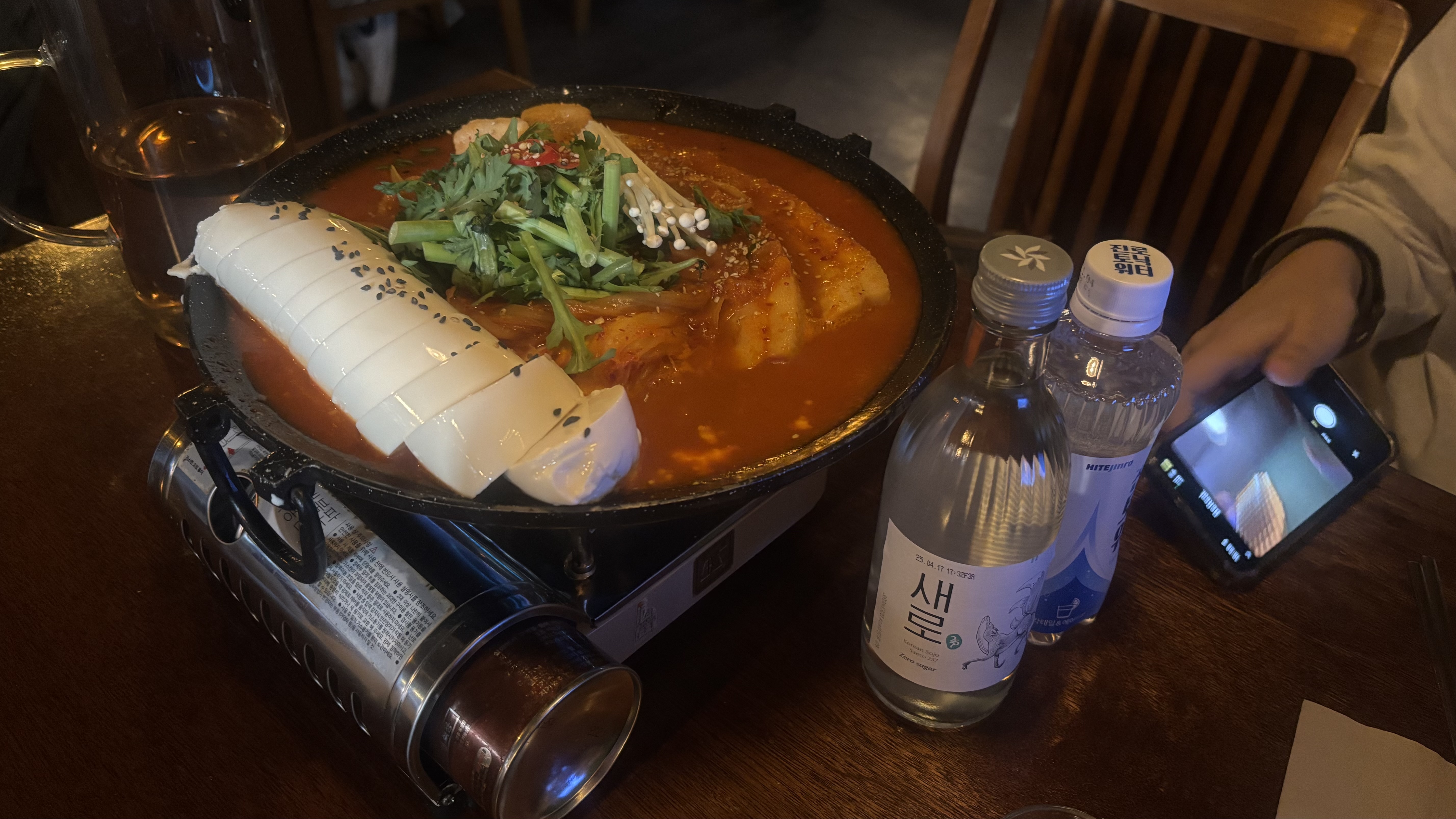 일찍 갔는데도 사람이 꽤 많았지만 웨이팅 없이 들어갔어요! 통삽겸김치찜 진짜 너무 맛있고 