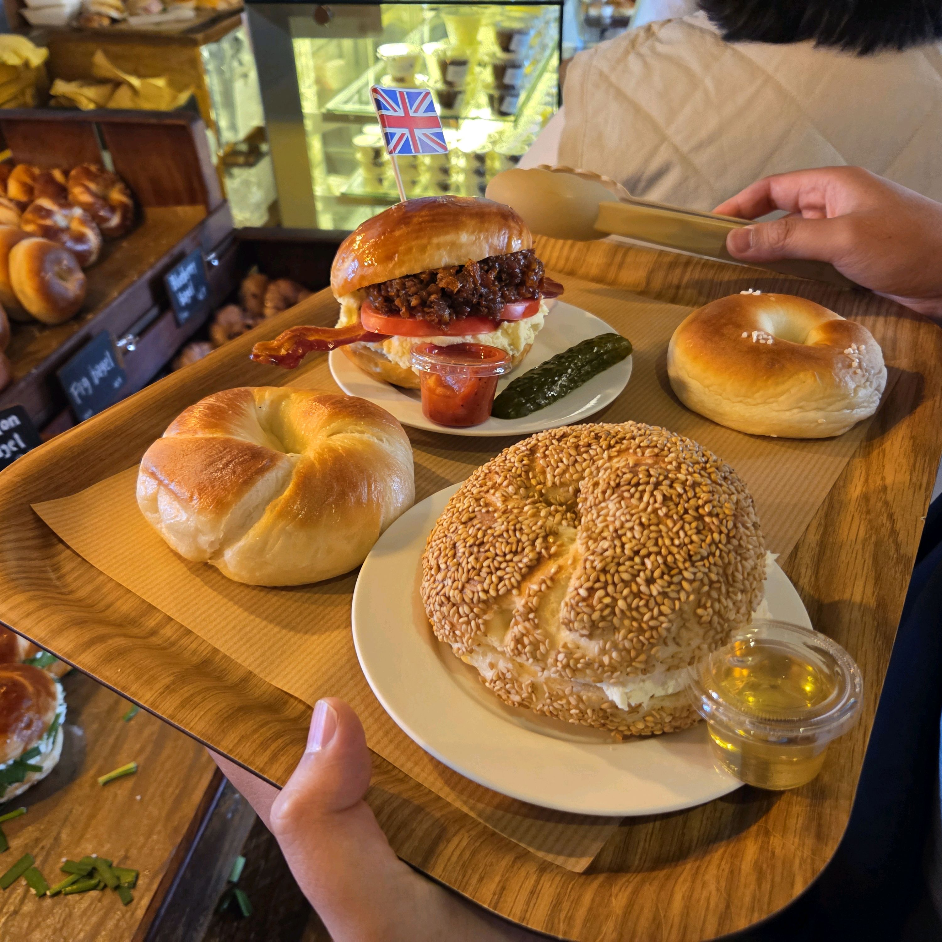 제주한달살기 마치고 육지로 돌아가는 길에 간식으로 먹으려고 들렸어요. - 제주도 맛집 런던베이글뮤지엄 제주점