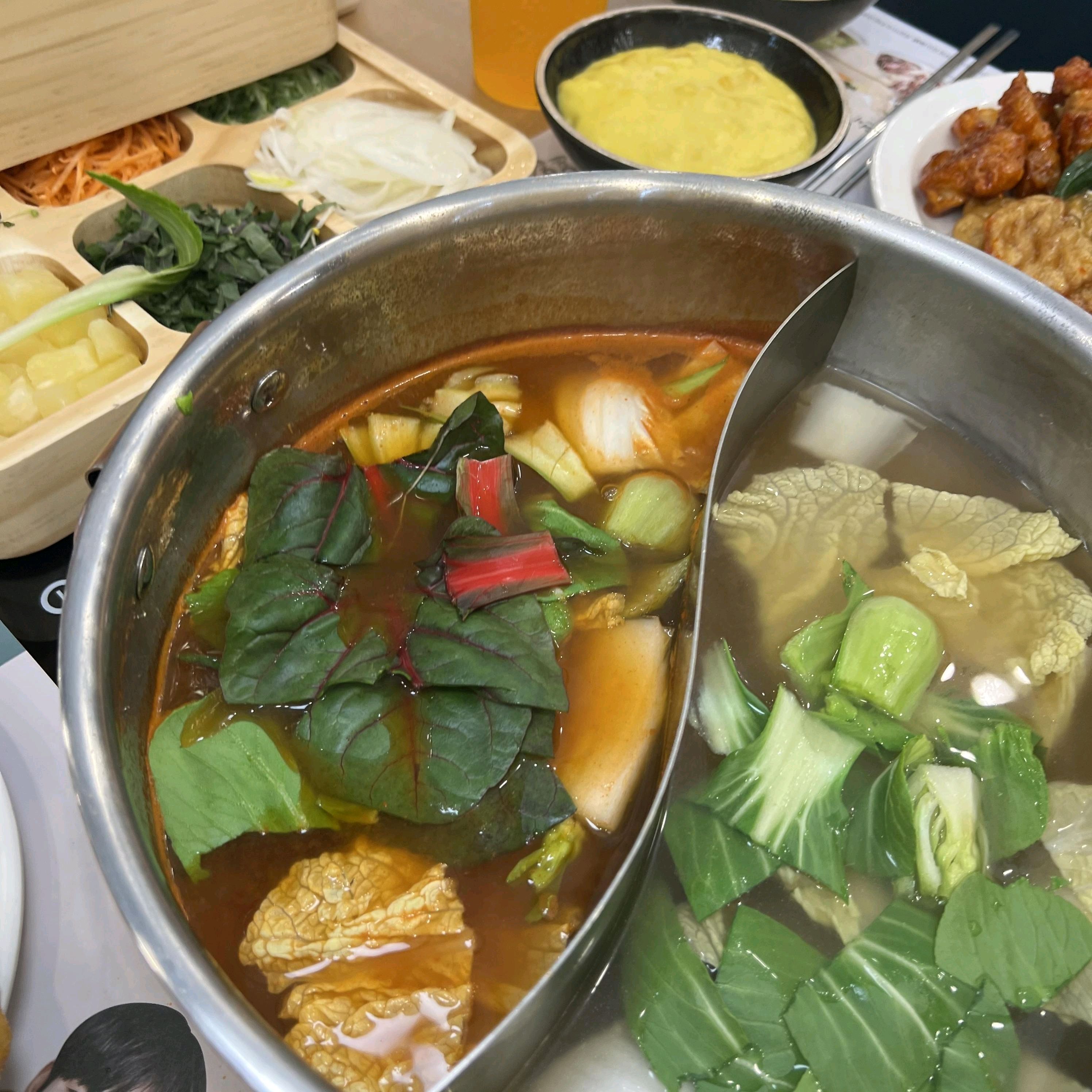 샤브가 진짜 맛있네요 다양한 야채도 푸짐하게 나오고 라이스페이퍼에 월남쌈도 싸서 먹을 수