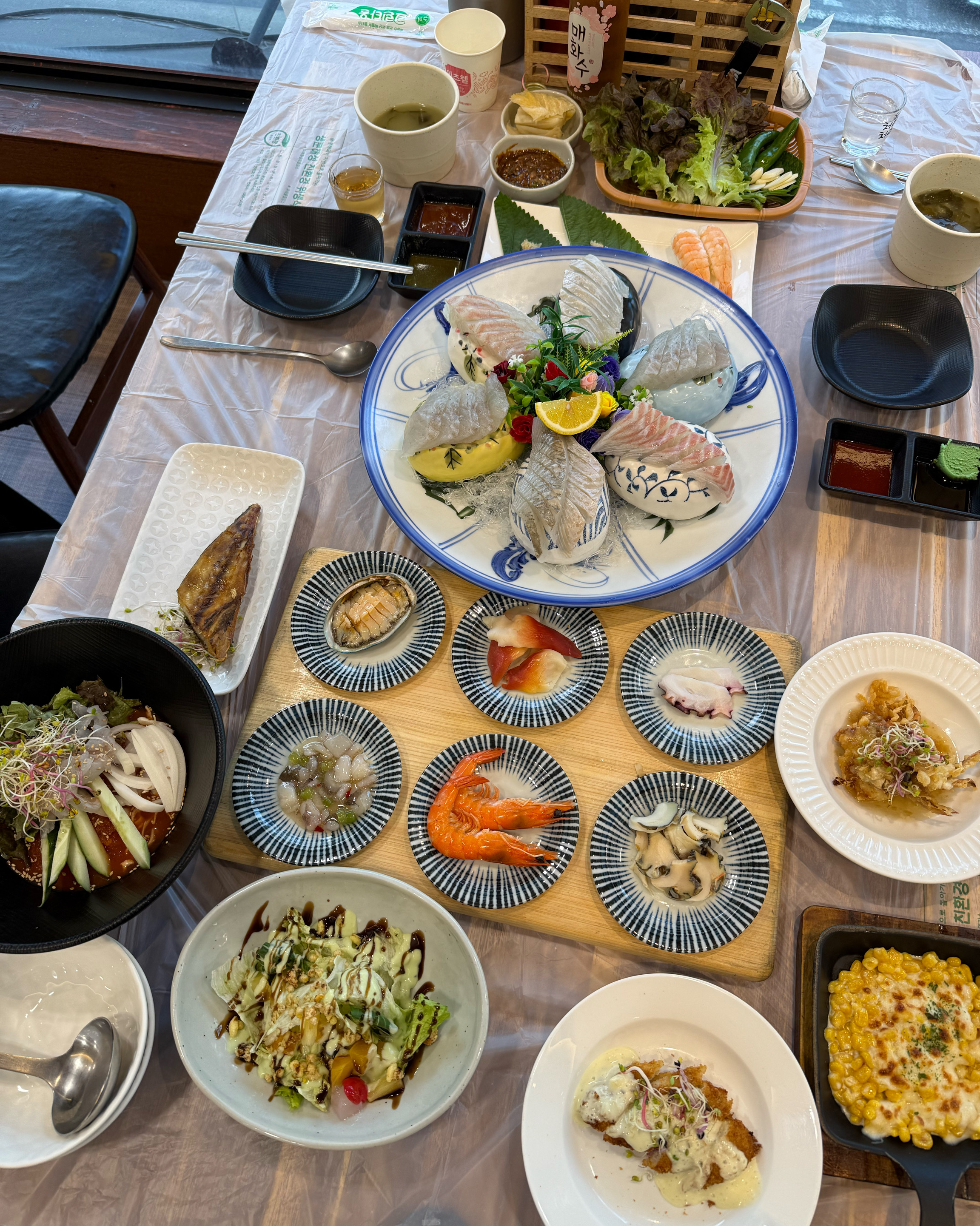 뷰도 너무 좋고 회도 신선하고 맛있어요! 나오는 메뉴 구성이 굉장히 알차고, 해산물들도 신
