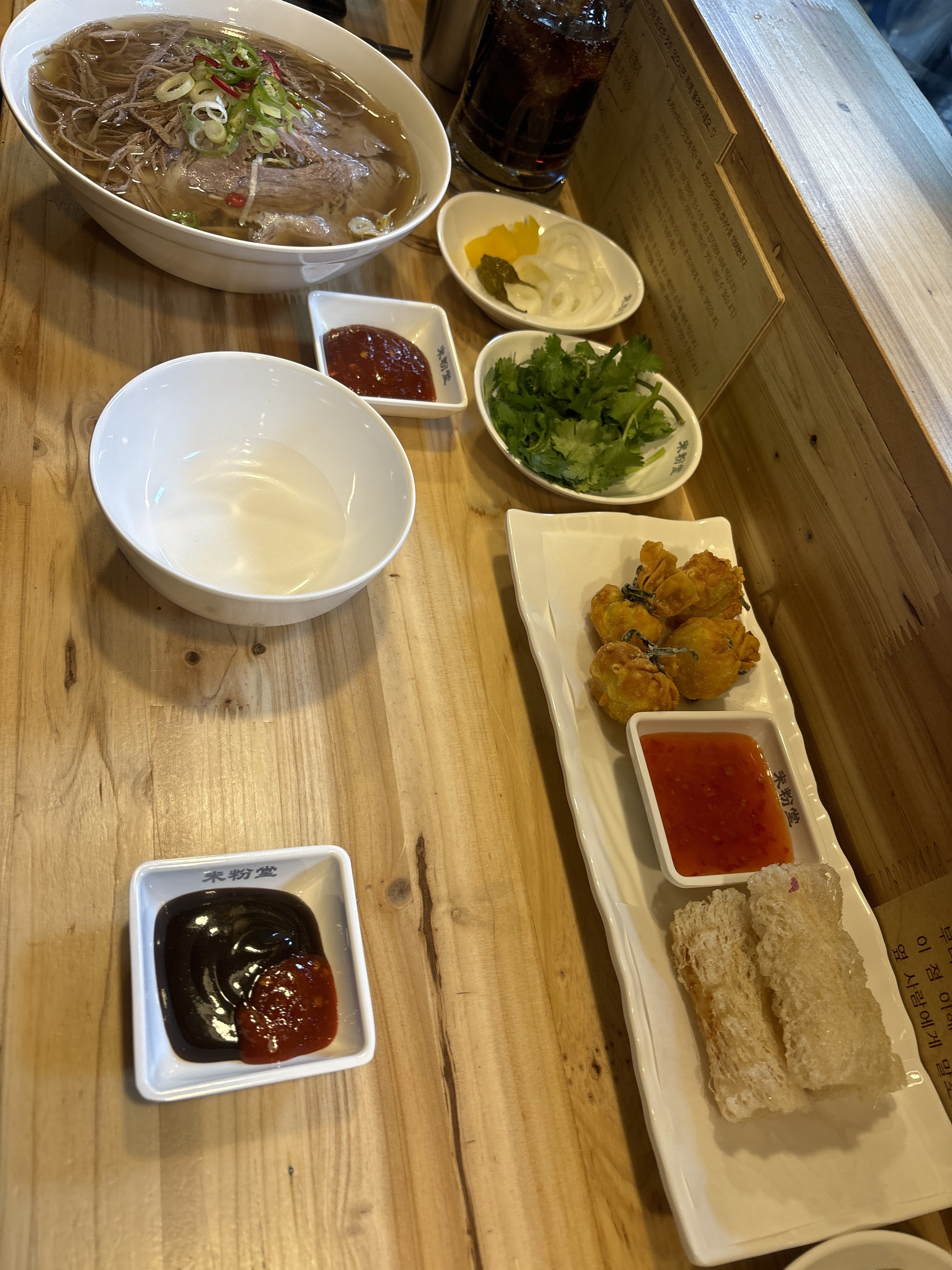 매장 분위기가 좋고 혼밥하기에도 좋아보여요 직원분들도 친절하셔요 음식도 빠르게 나오고 맛있