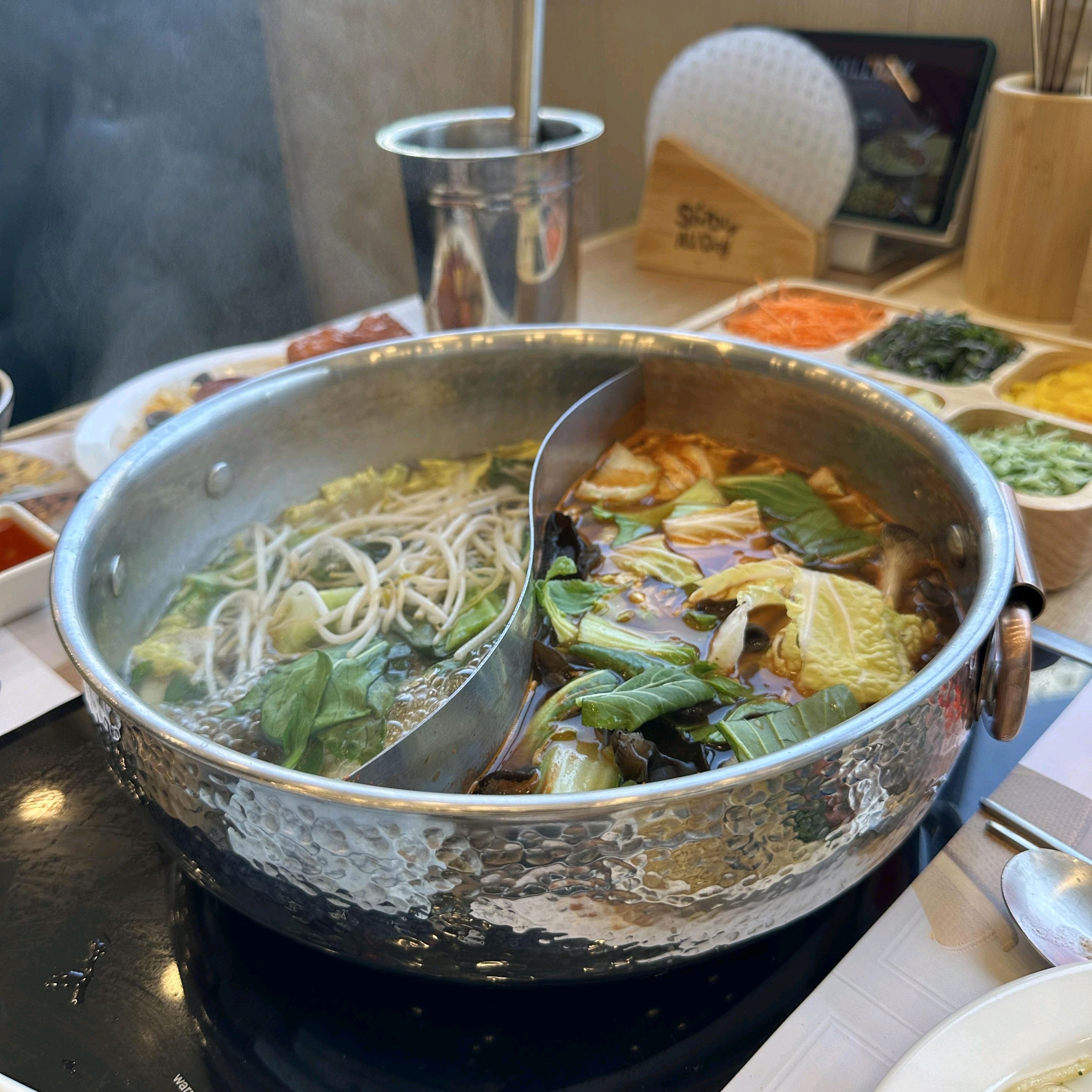 소고기 샤브샤브 무제한으로 먹을 수 있어 아이들과 같이 가기 좋아요 은근히 가격도 괜찮고