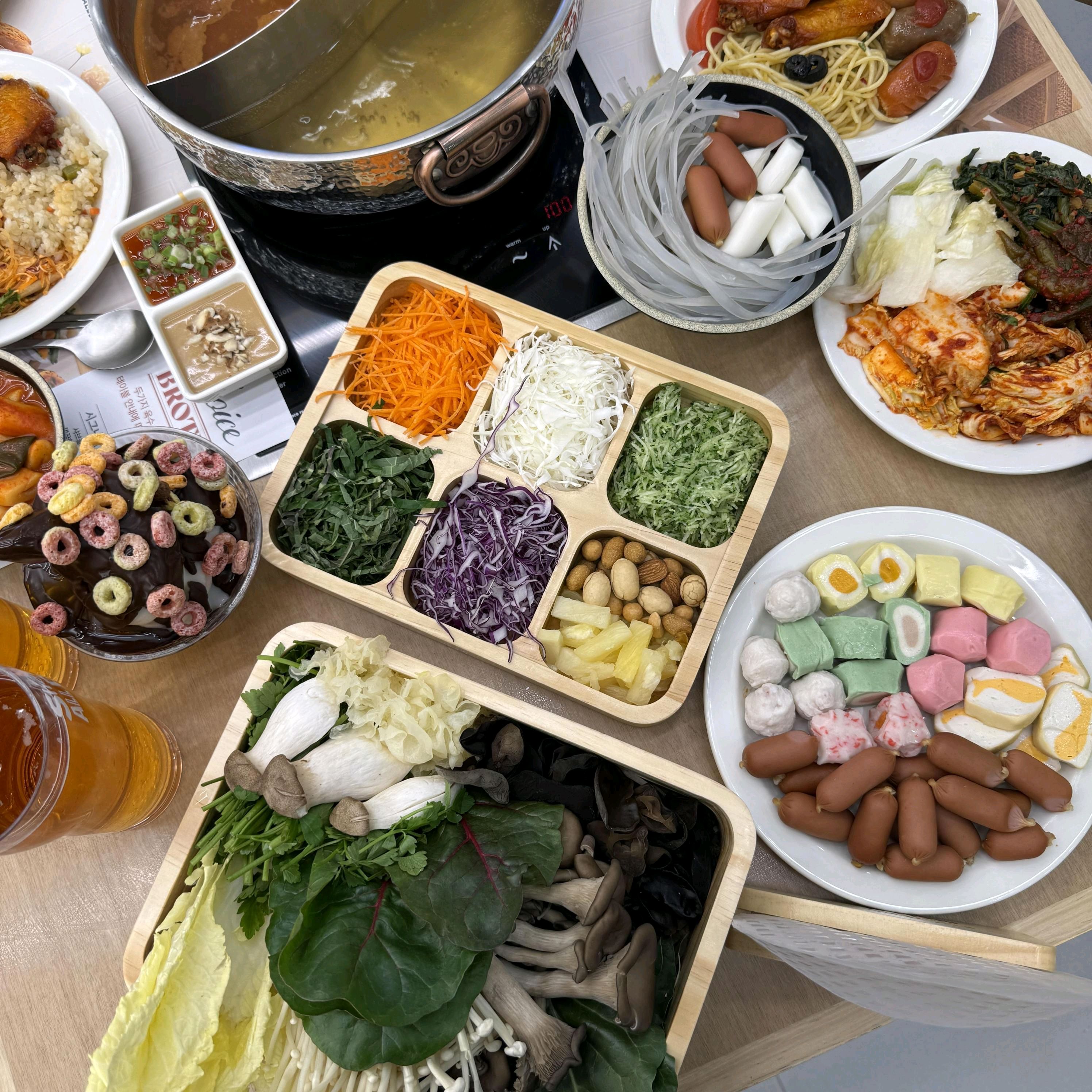 프리미엄 소고기 샤브인데 가격이 너무 합리적이네요 친구랑 간단히 먹으려고 들렀다가 샐러드바