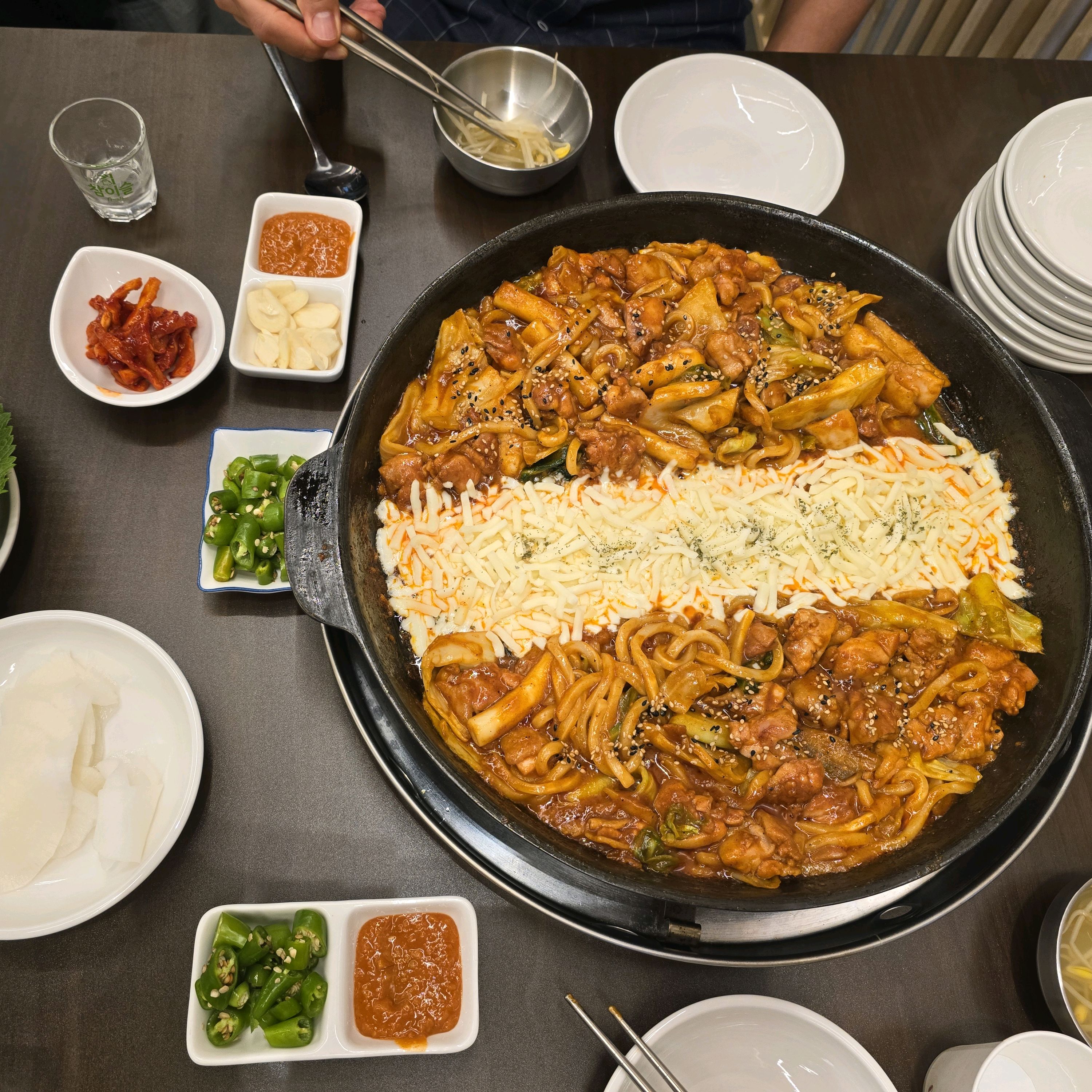 치즈닭갈비 맛있어요. 우동사리 추가해서 먹었는데 강추합니다. 반찬도 샐프도 가져다 먹을 수