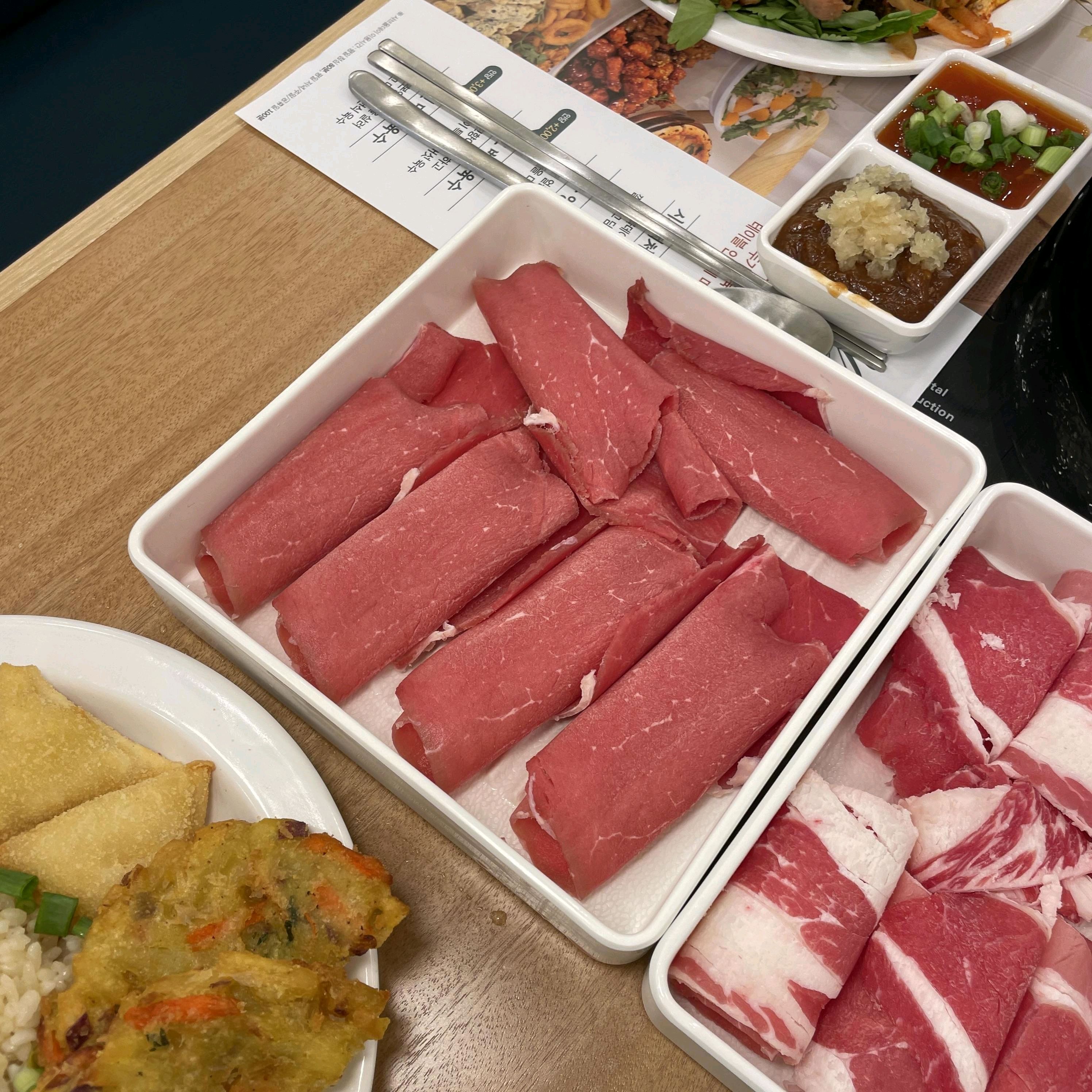 깔끔한 샐러드바에 프리미엄 소고기 샤브까지 무제한으로 즐길 수 있었던 곳 같아요 샐러드바와
