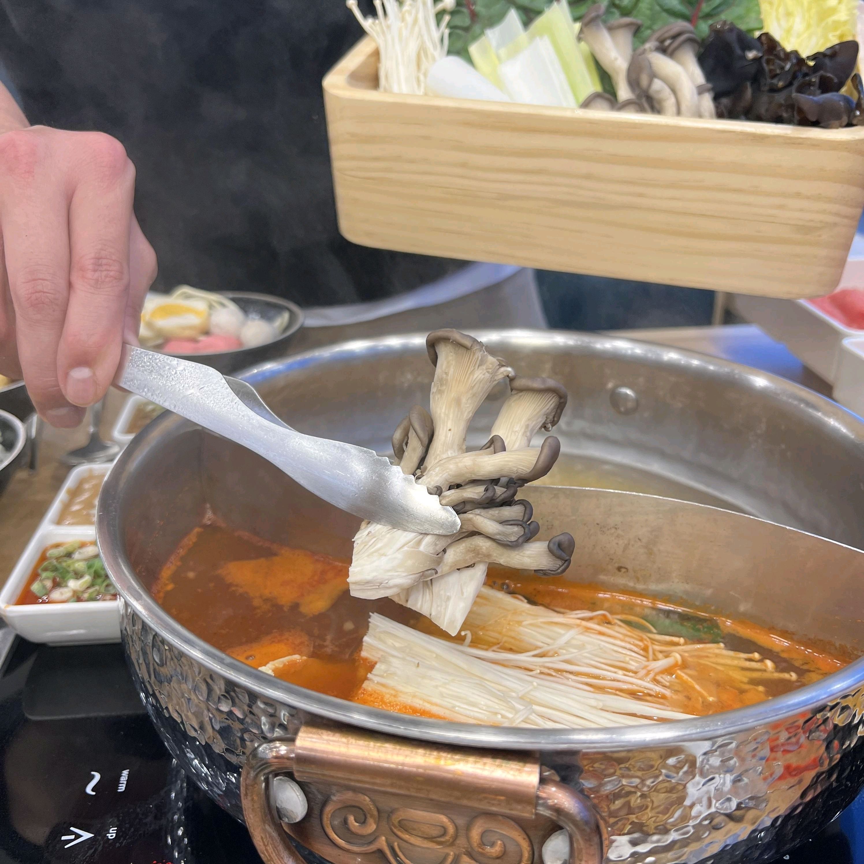 와 샐러드바에서 고르는 야채가 정말 다양하더라고요. 샤브샤브는 프리미엄 소고기가 진짜 부드