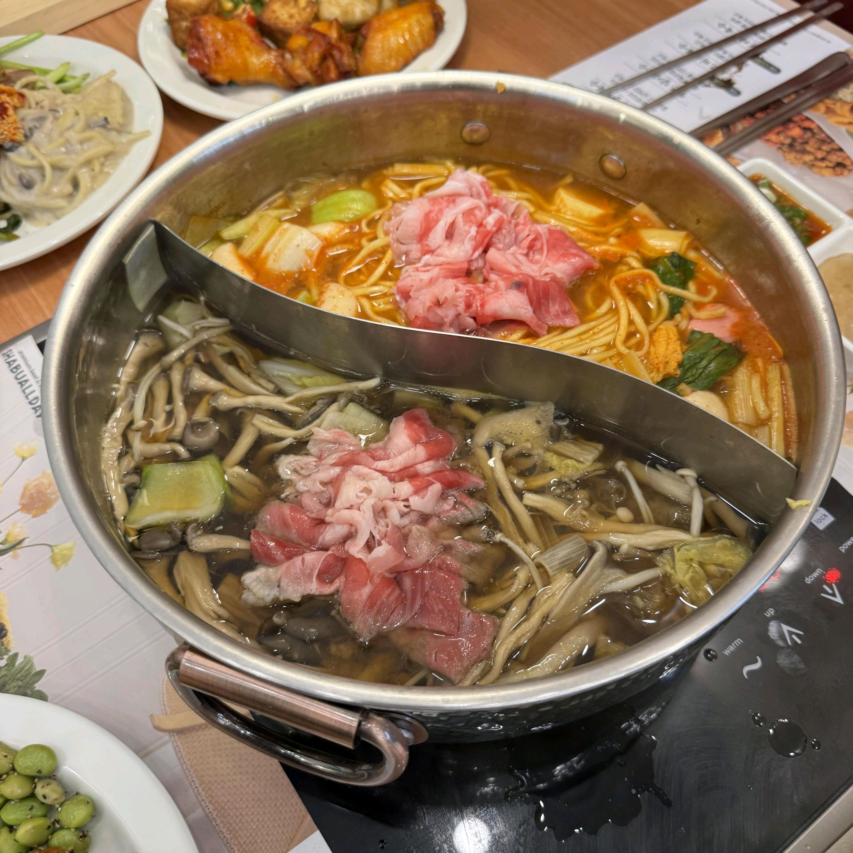 오랜만에 샤브샤브 무제한 먹으러 갔는데 정말 괜찮은 곳 발견했네요~ 고기 퀄리티가 좋고 채