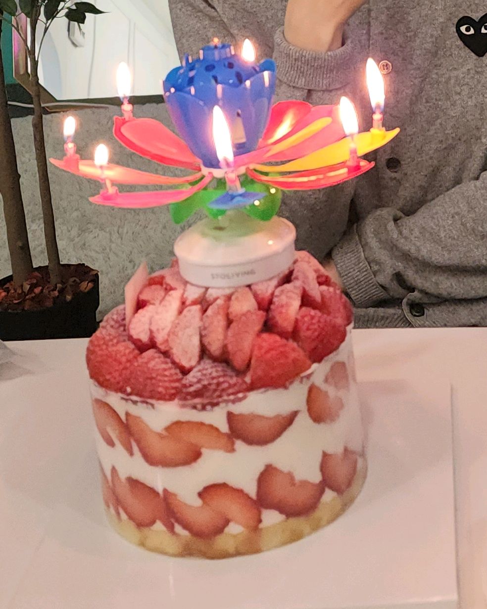 딸기 한가득~ 딸기철이 지나가고 있음에도 딸기 싱싱했고 크림도 달지 않아 맛있게 먹었습니다