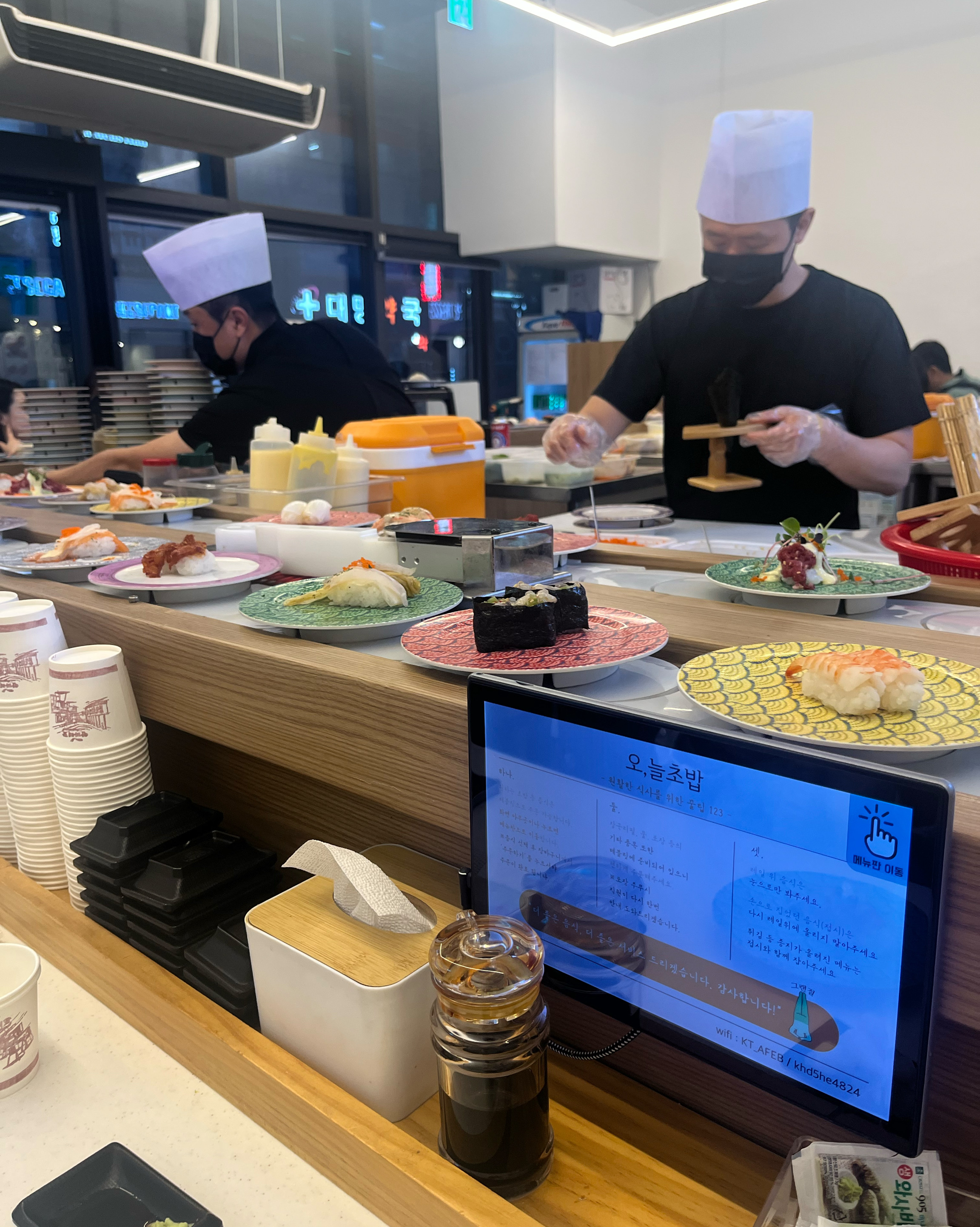 항상 오는 곳이에요~ 사람이 많아서 예약하고 먹었고 가성비가 좋고 맛있어요! 새로 나온 전