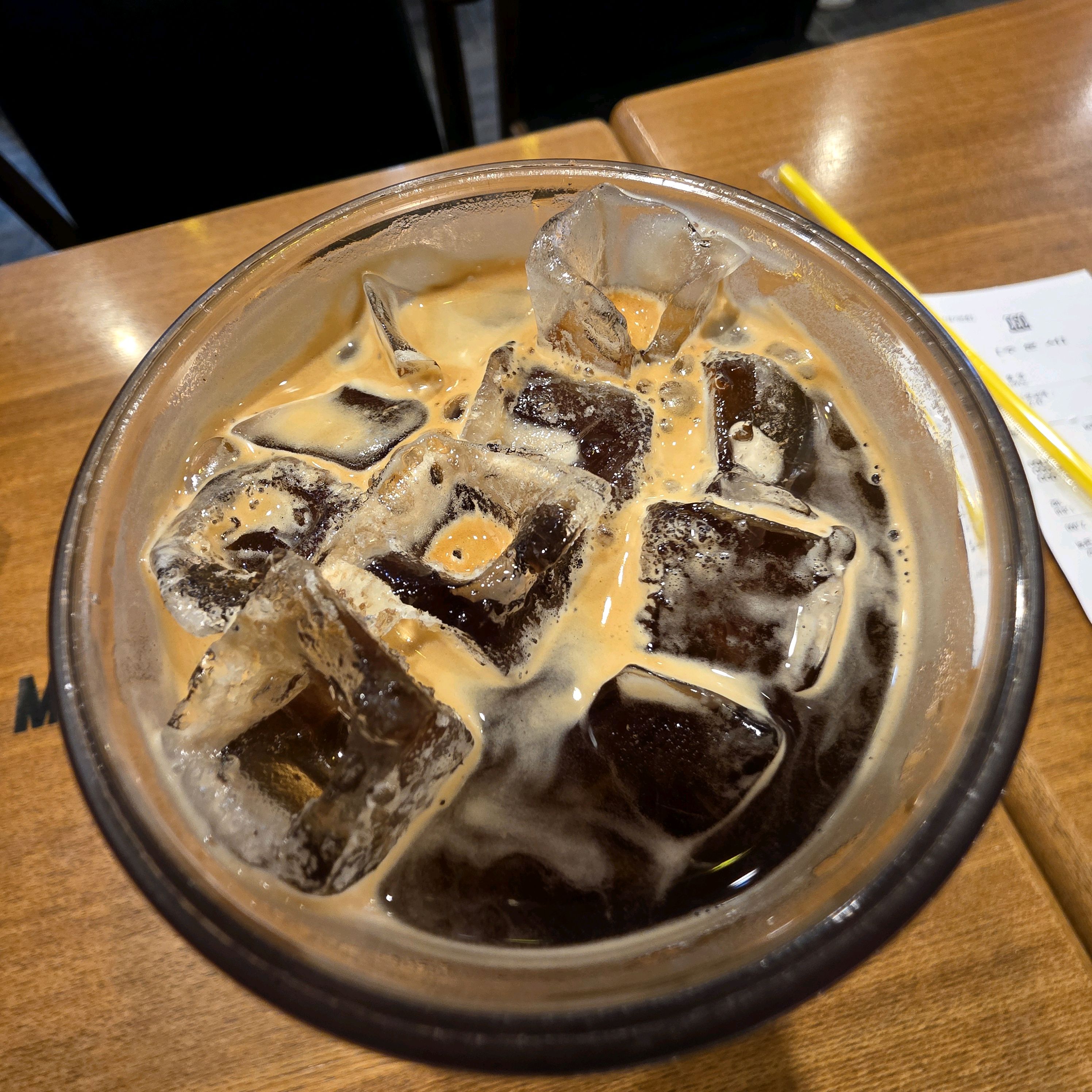 근처에서 기다리는 동안 잠시 메가커피왔어요 날이 조금 더워서 아이스 아메리카노로 시켰고 손