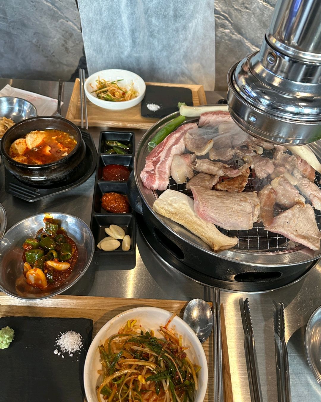 친구 추천받아서 갔는데 너무 맛있었고 사이드도 다 맛있어요 ~~~ 자리를 엄청 꼼꼼히 닦아