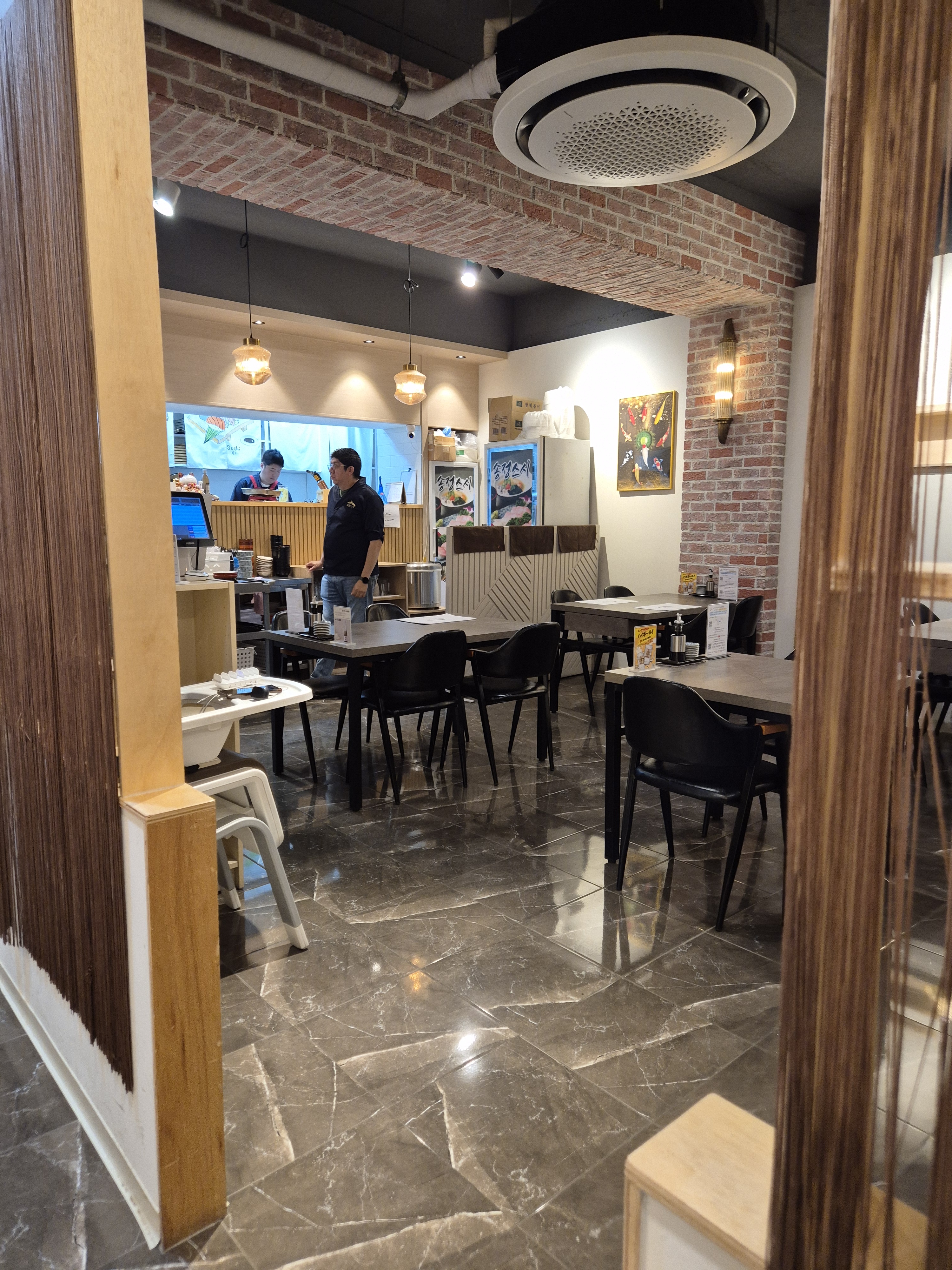 친절한 직원과 청결한 식당 그리고 주차장도있고 아주 미친가성비 물회 저거 1.5만원 가성비