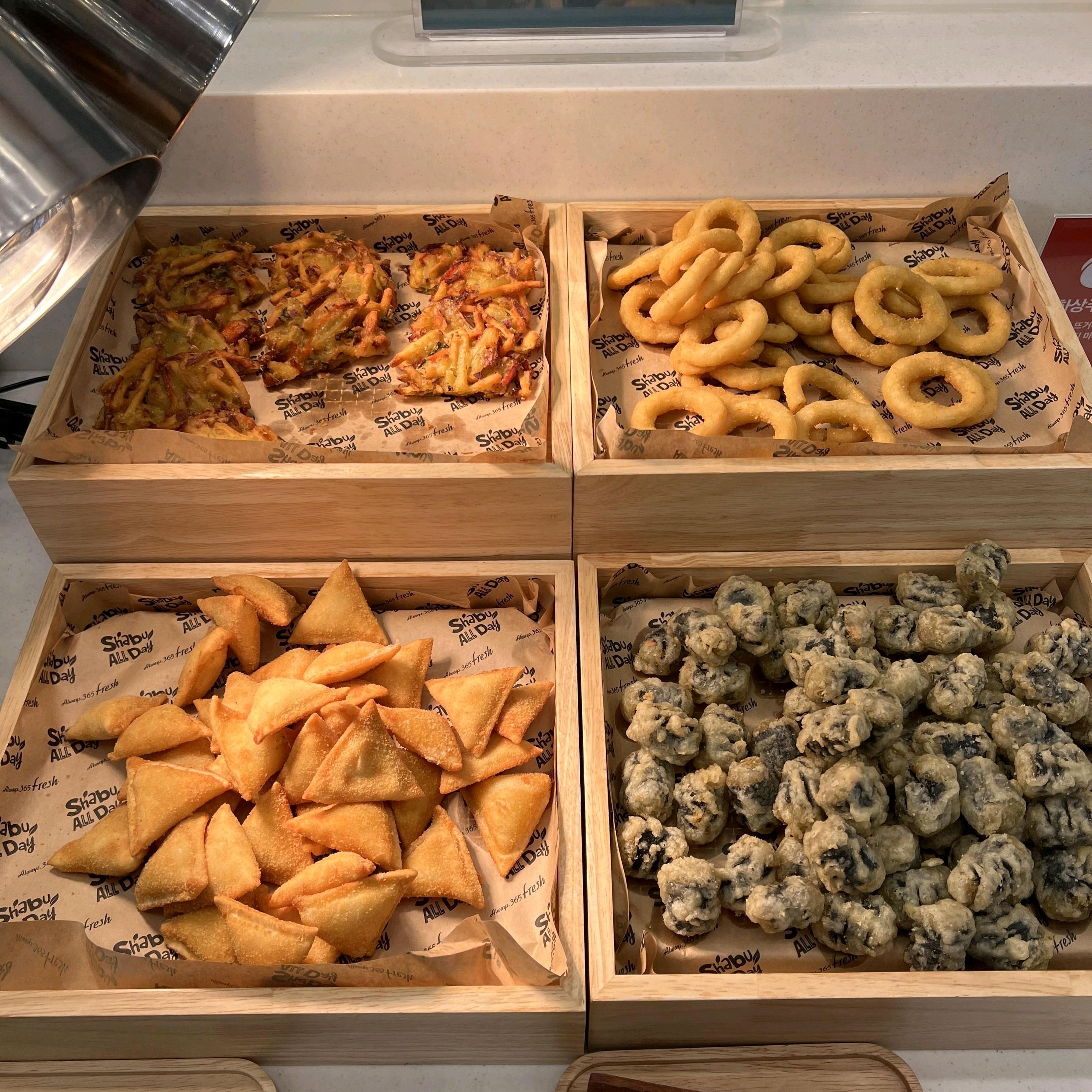 샤브샤브 정말 맛있었어요. 남자친구랑 가서 샐러드바 구성도 좋아보였고 친절하게 대해주셔서