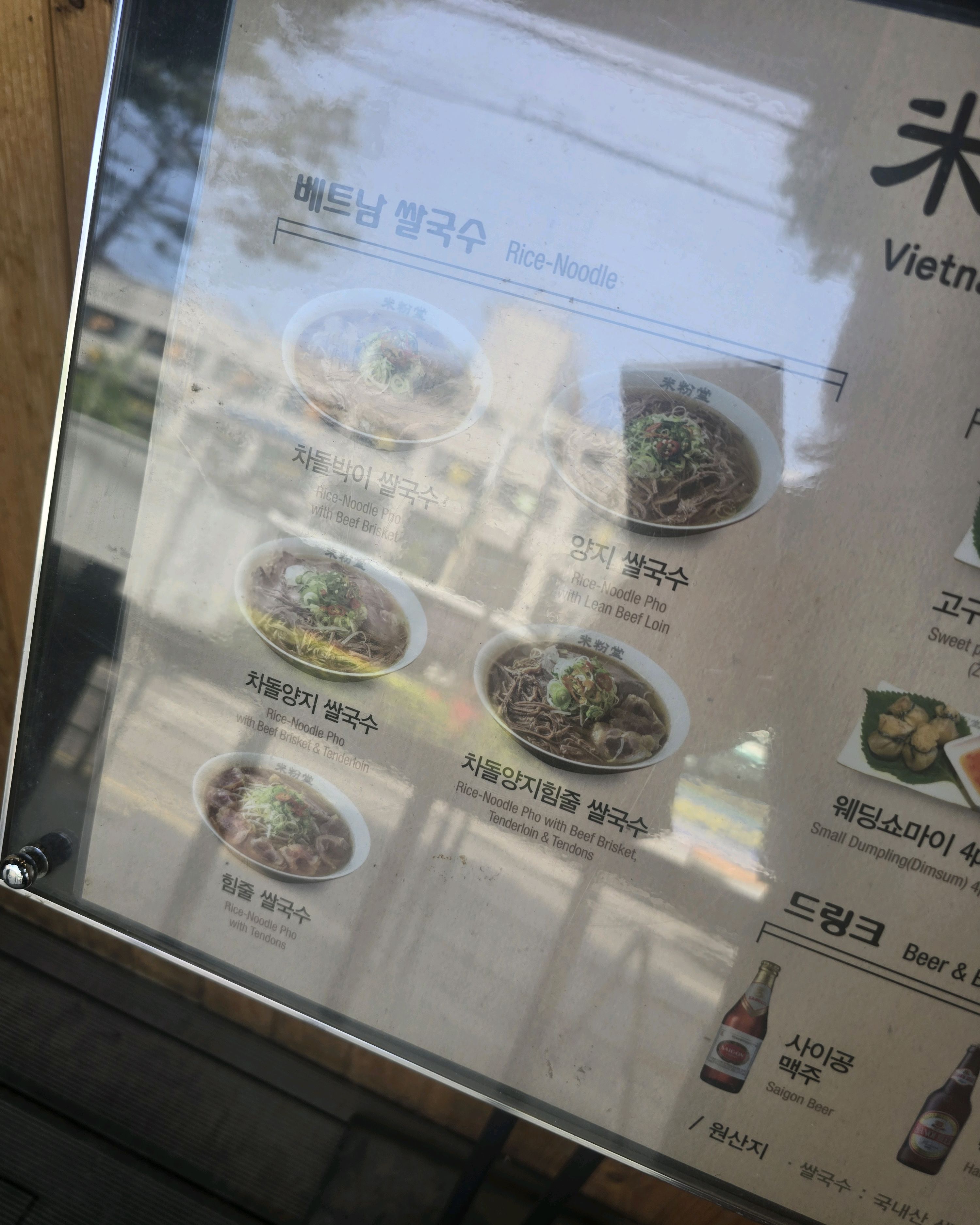 집근처에 있어서 점심먹을겸 방문했어요..직원분도 친절하시고 아늑하고 조용히 한끼식사로 괜찮