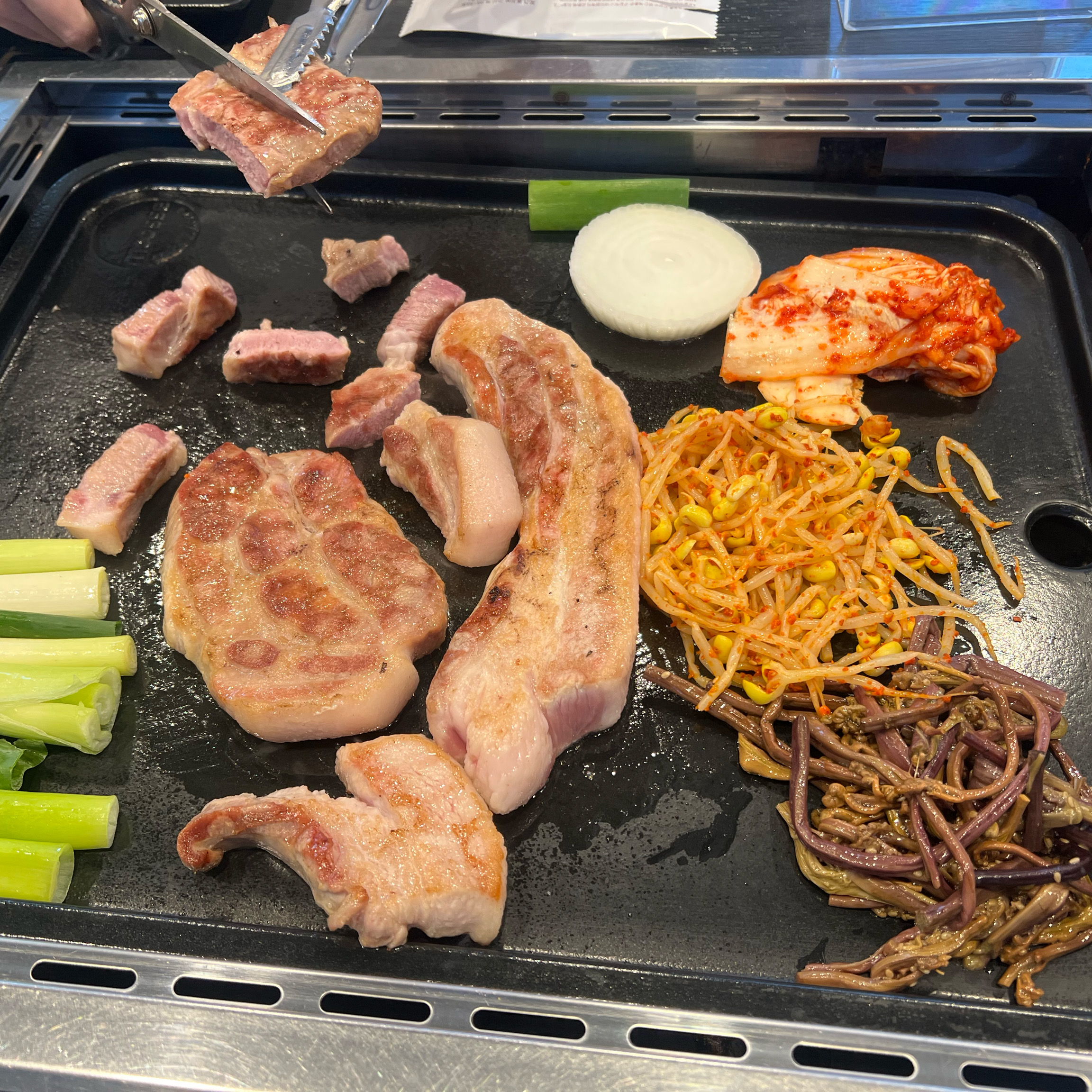 반찬도 너무 잘 나오고 고기 질이 너무 좋아서 맛있게 잘 먹고갑니다 ㅎㅎ 친구들이랑 같이