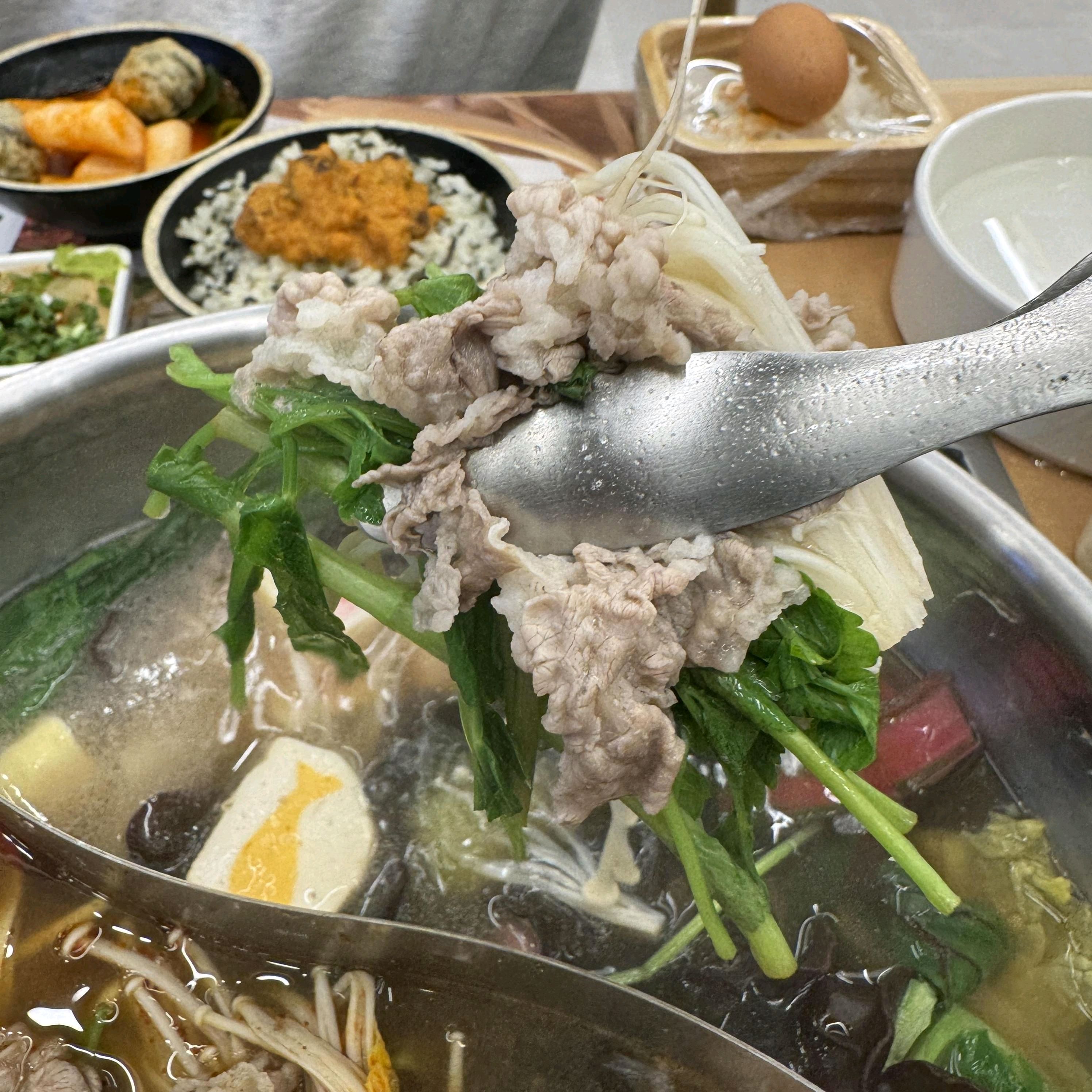 역시 프리미엄 소고기가 마블링부터 달라요 부드럽게 익혀서 쌈채소랑 같이 먹으니 맛이 좋고