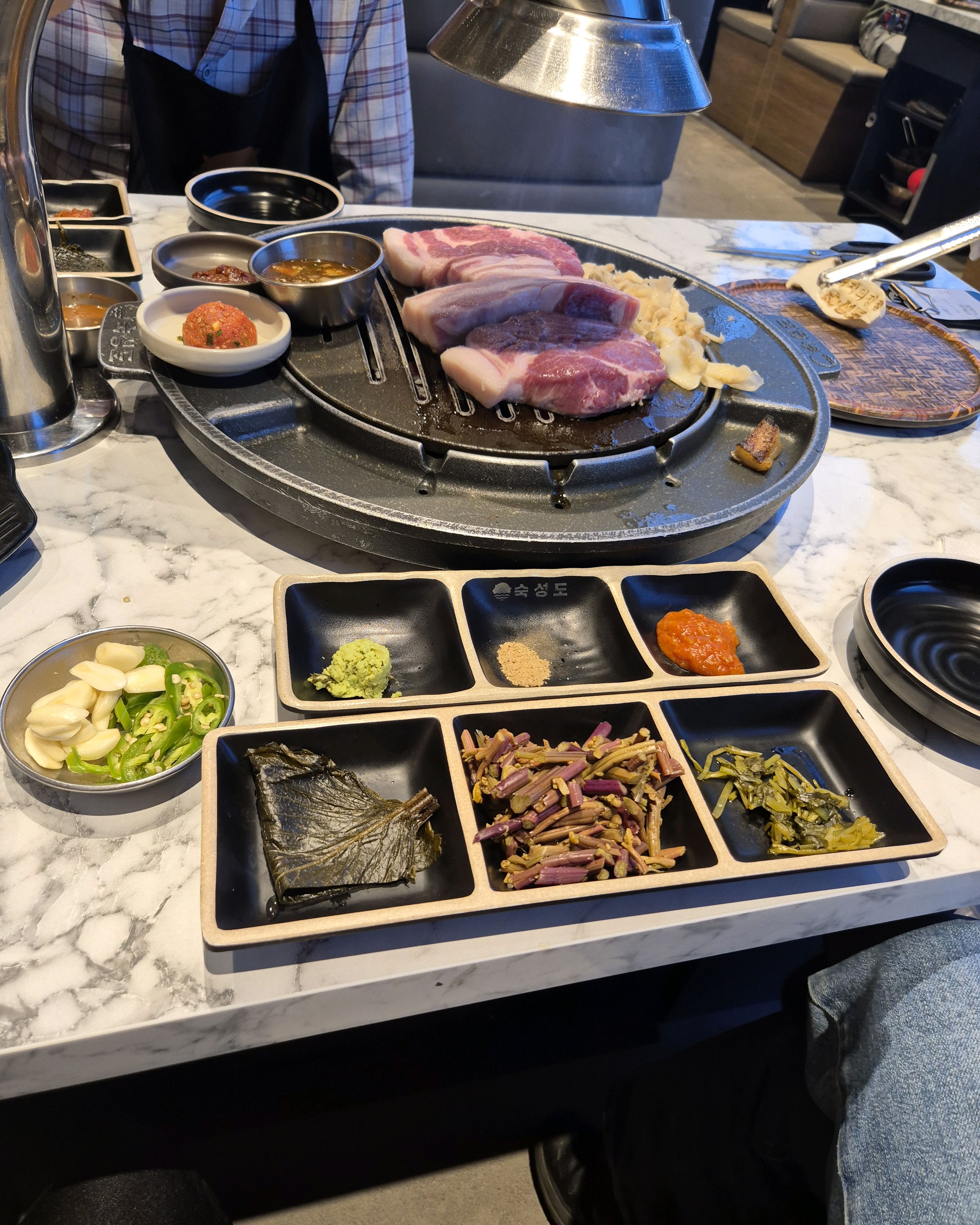 여러가지 소스와 먹는 재미가있네요 - 제주 맛집 숙성도 중문점