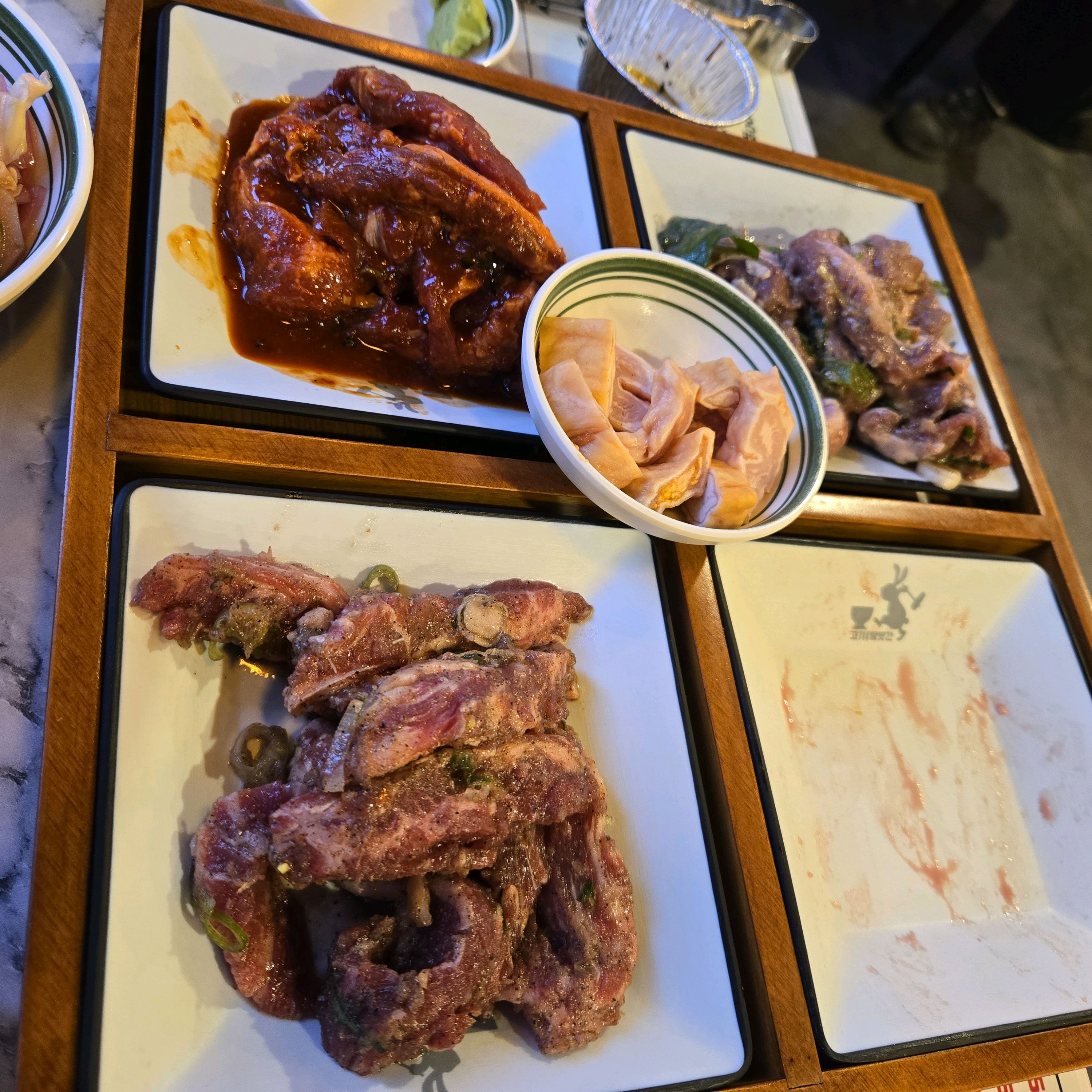 퇴근하다 우연히 보고~~신랑이랑 집에 차놓고 왔는데 너무 좋네요~고기도 맛있고, 하나더 술