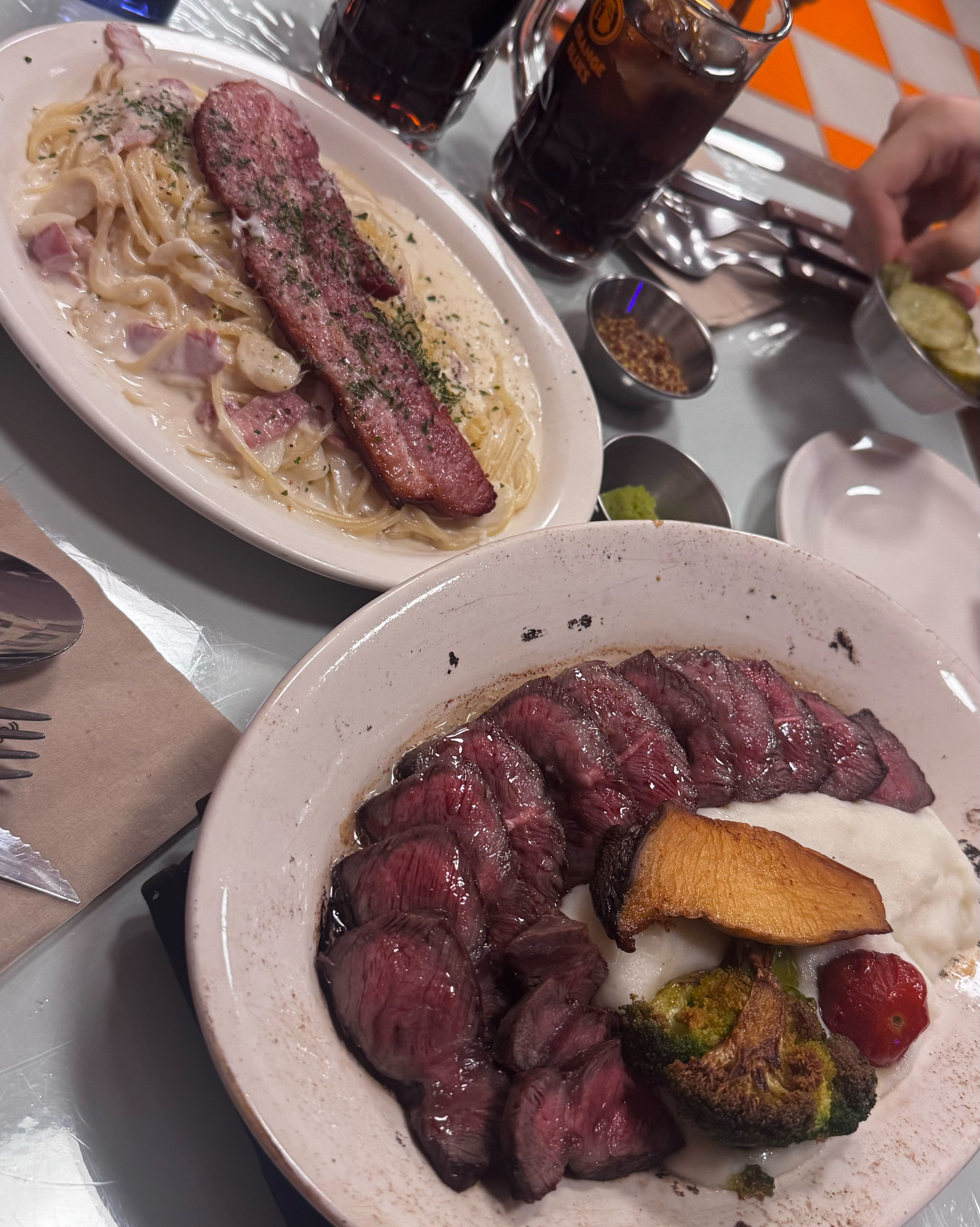 1주년이라 어디서 먹을지 고민했는데 스테이크도 맛있고 파스타도 너무 맛있어요! 후회없습니당