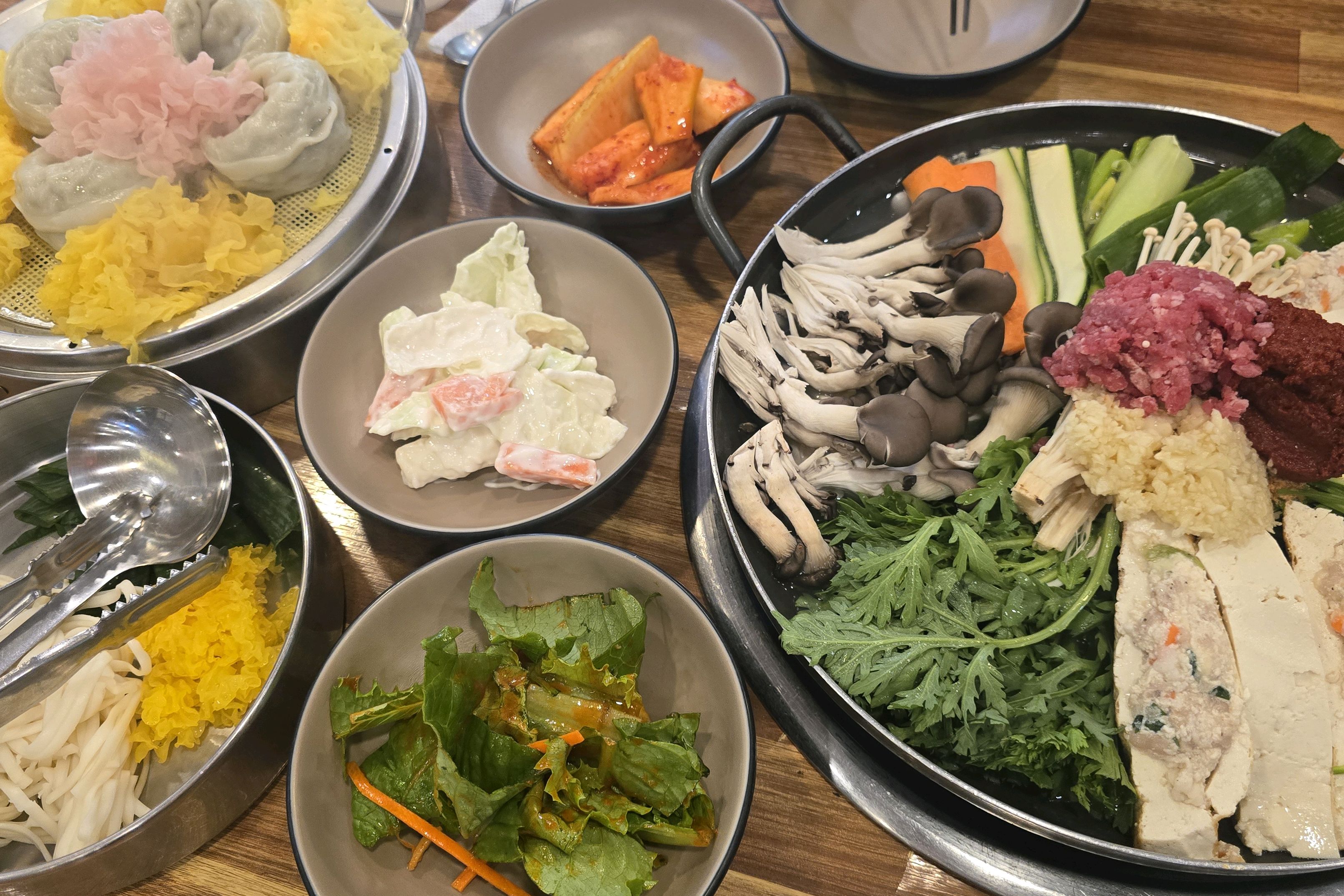 가성비가 좋은 음식은 아니지만.. 깔끔하게 맛있어서 리뷰 남겨요!;) 두툼한 두부 속에 고