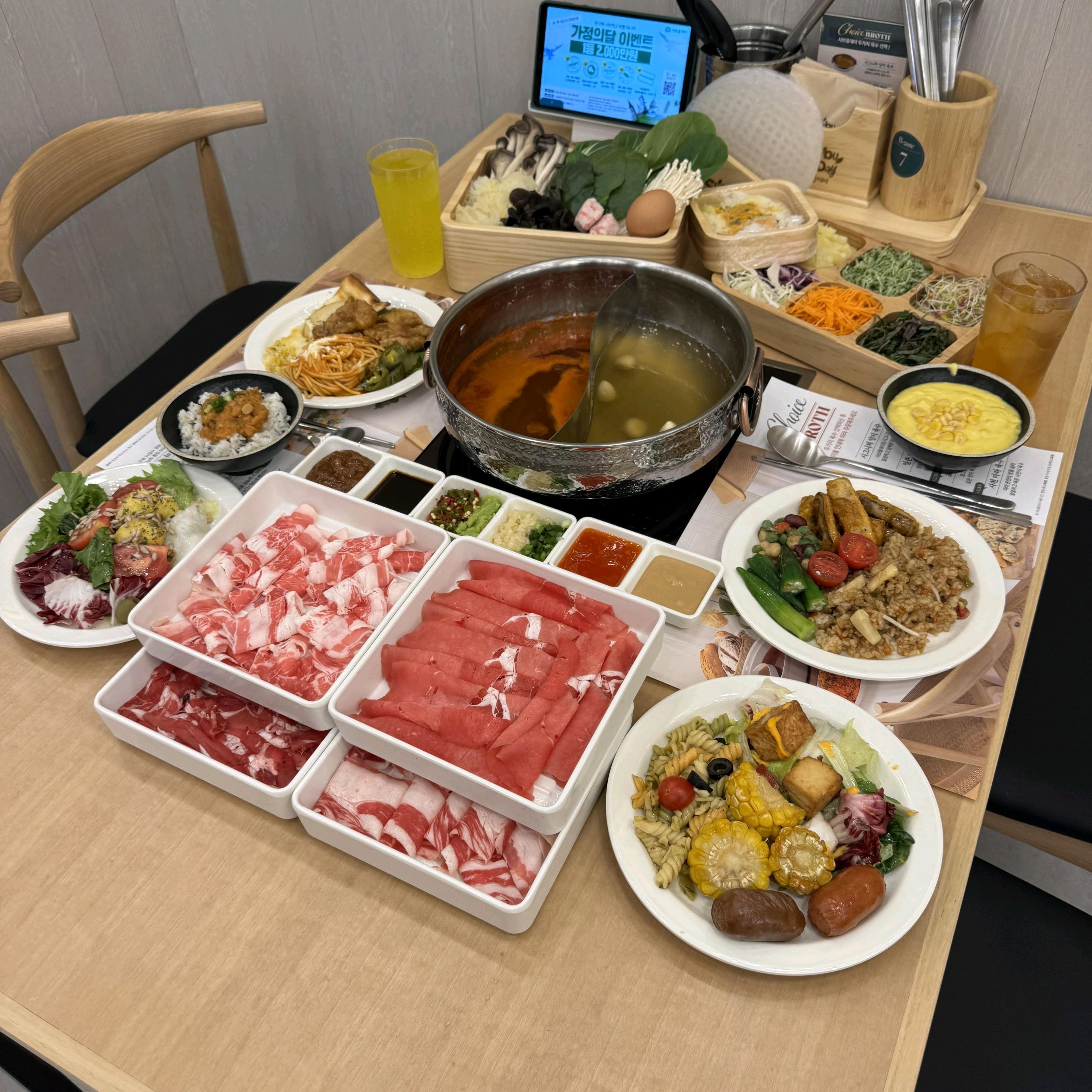 샤브 먹으러 여자친구랑 왔는데 맛있었어요. 야채가 신선해서 국물 맛이 깊게 느껴졌어요. - 마산 회원동 맛집 샤브올데이 마산회원점