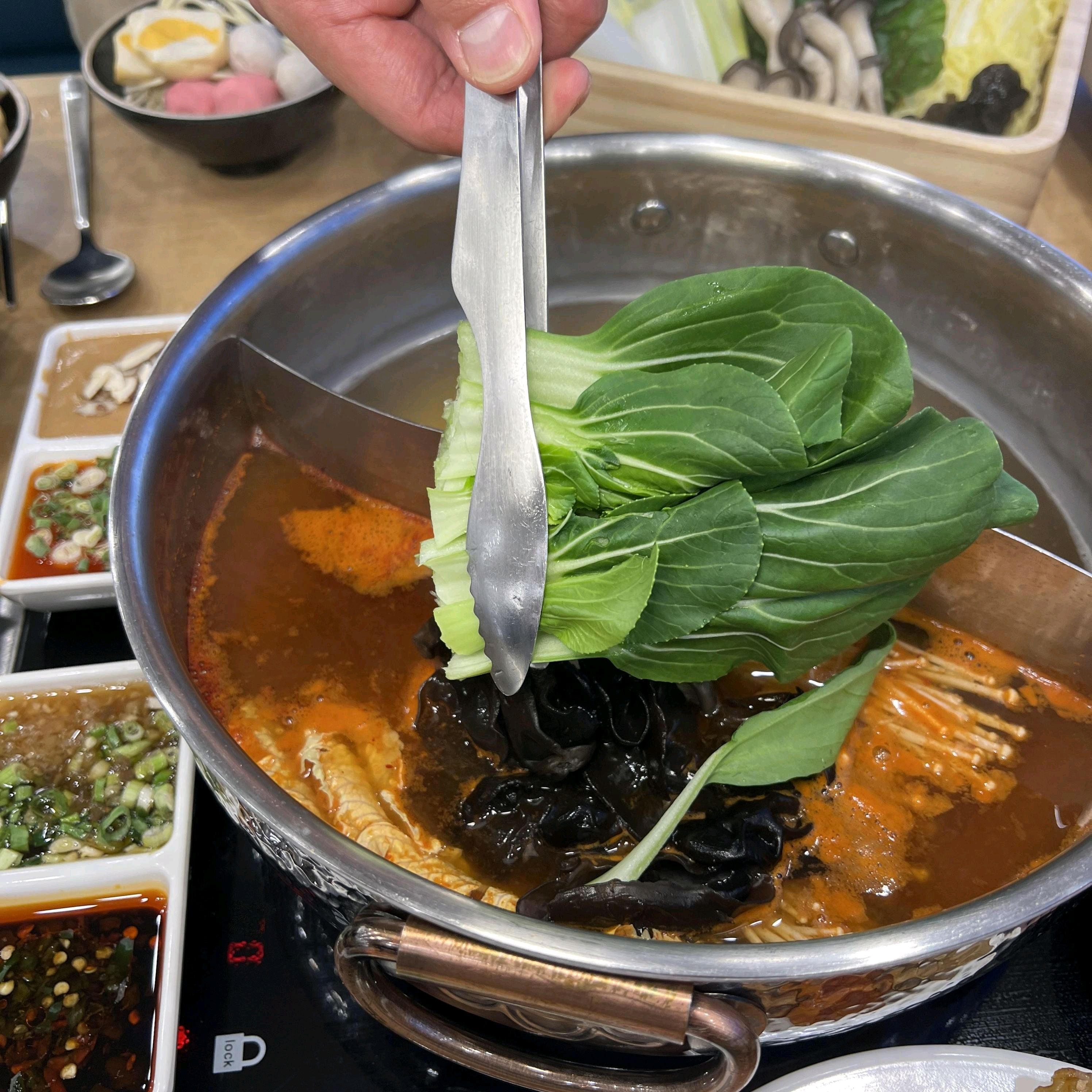 취향에 맞는 육수 선택할 수 있어서 더 맛있게 샤브샤브 즐길 수 있었어요 직원분들도 친절하