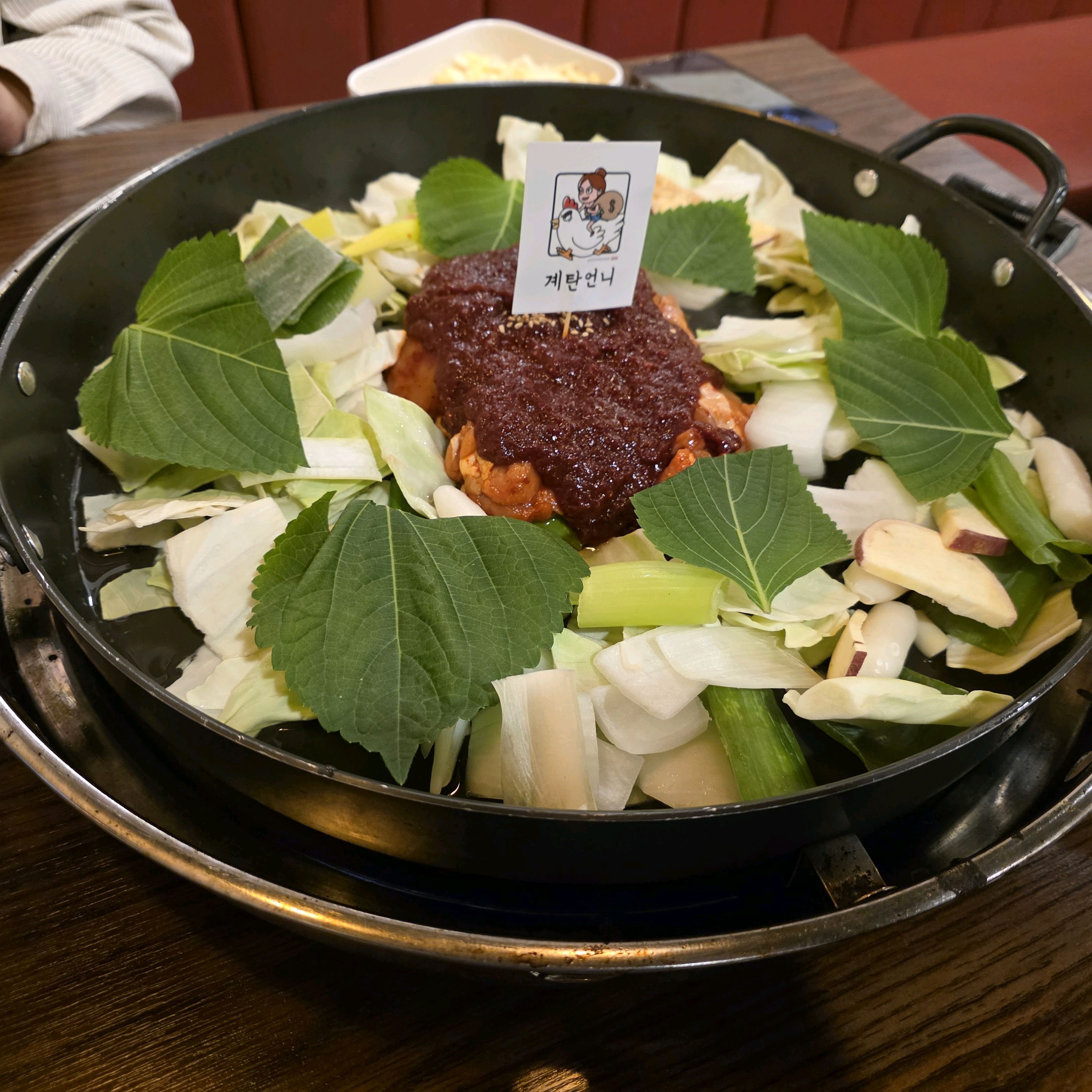 매콤달콤한 양념이 잘 배어든 닭갈비가 정말 맛있었어요. - 안양 맛집 계탄언니 범계직영점