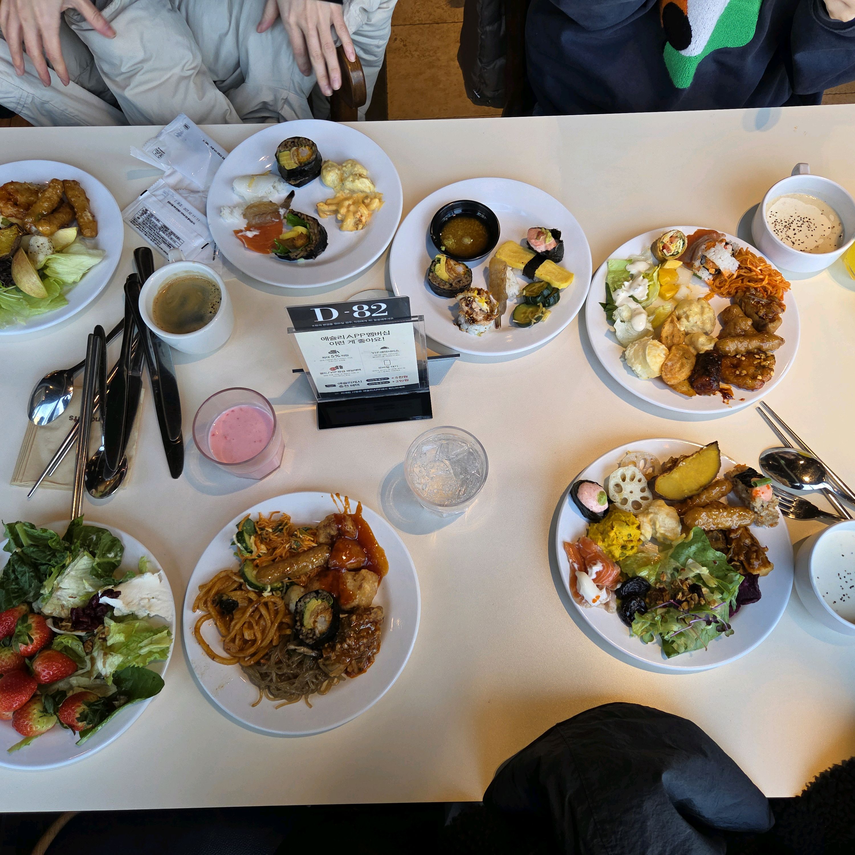친절하시고 넓어서 쾌적해요 - 홍대입구 맛집 애슐리퀸즈 홍대점