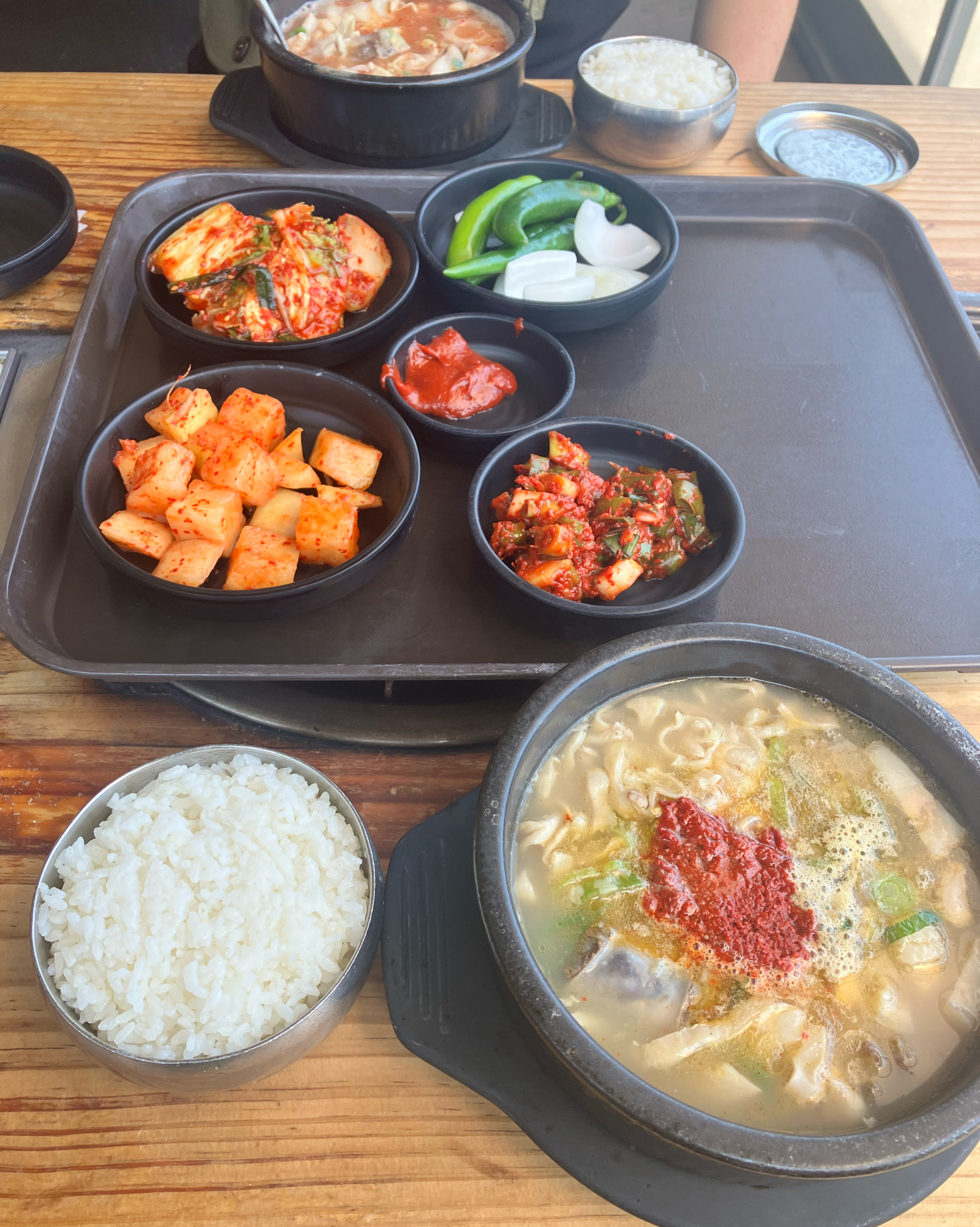 잡내남+손님기다려도 다먹은자리 안치움+식탁 닦아달라해도 안닦아줌+안쪽자리 외부 담배냄새남+