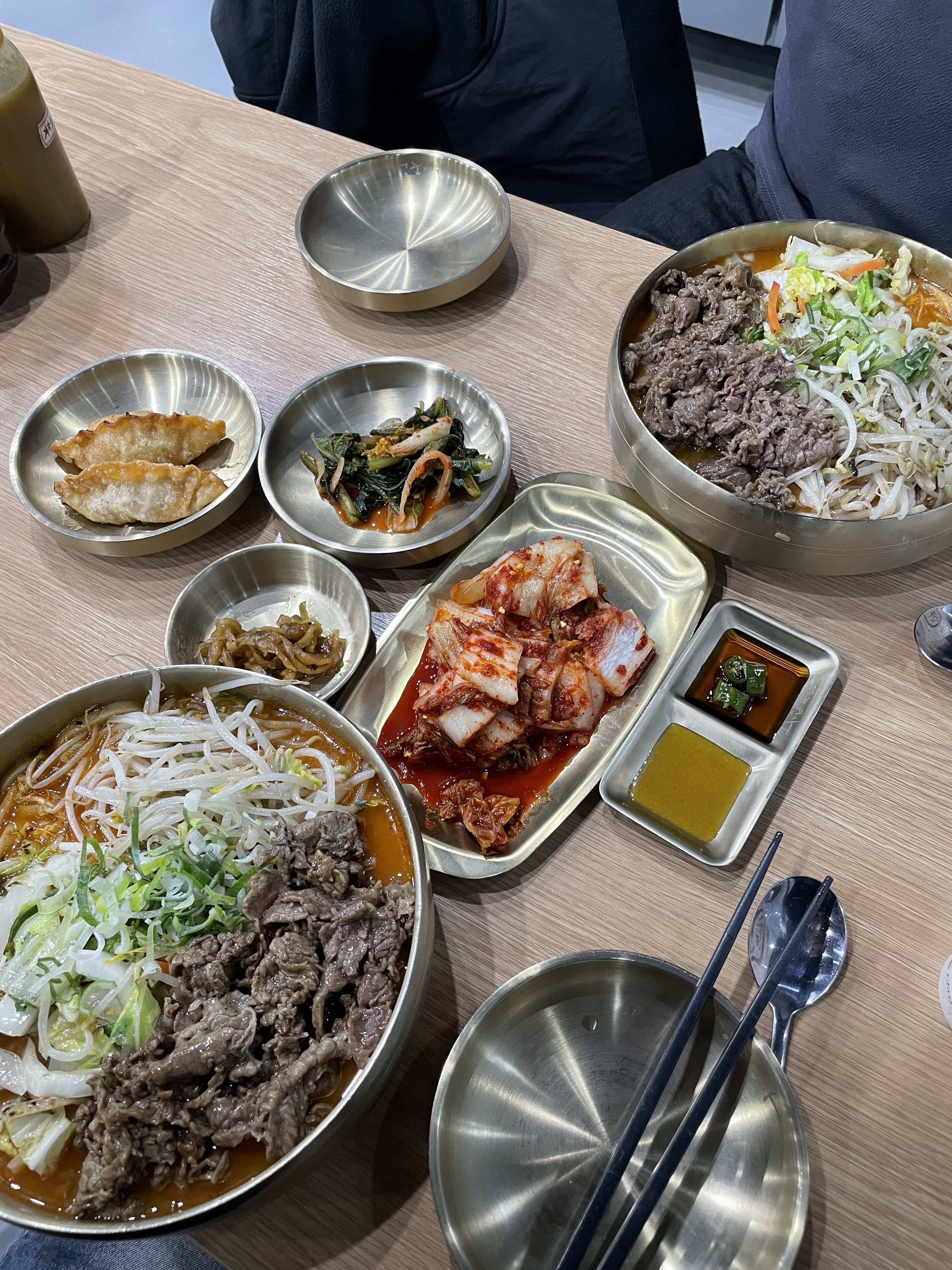 수원시청 인근 어디갈지 계속 찾아보다가 지나가는길에 매장에 사람들도 많고 매장도 넓고 무엇